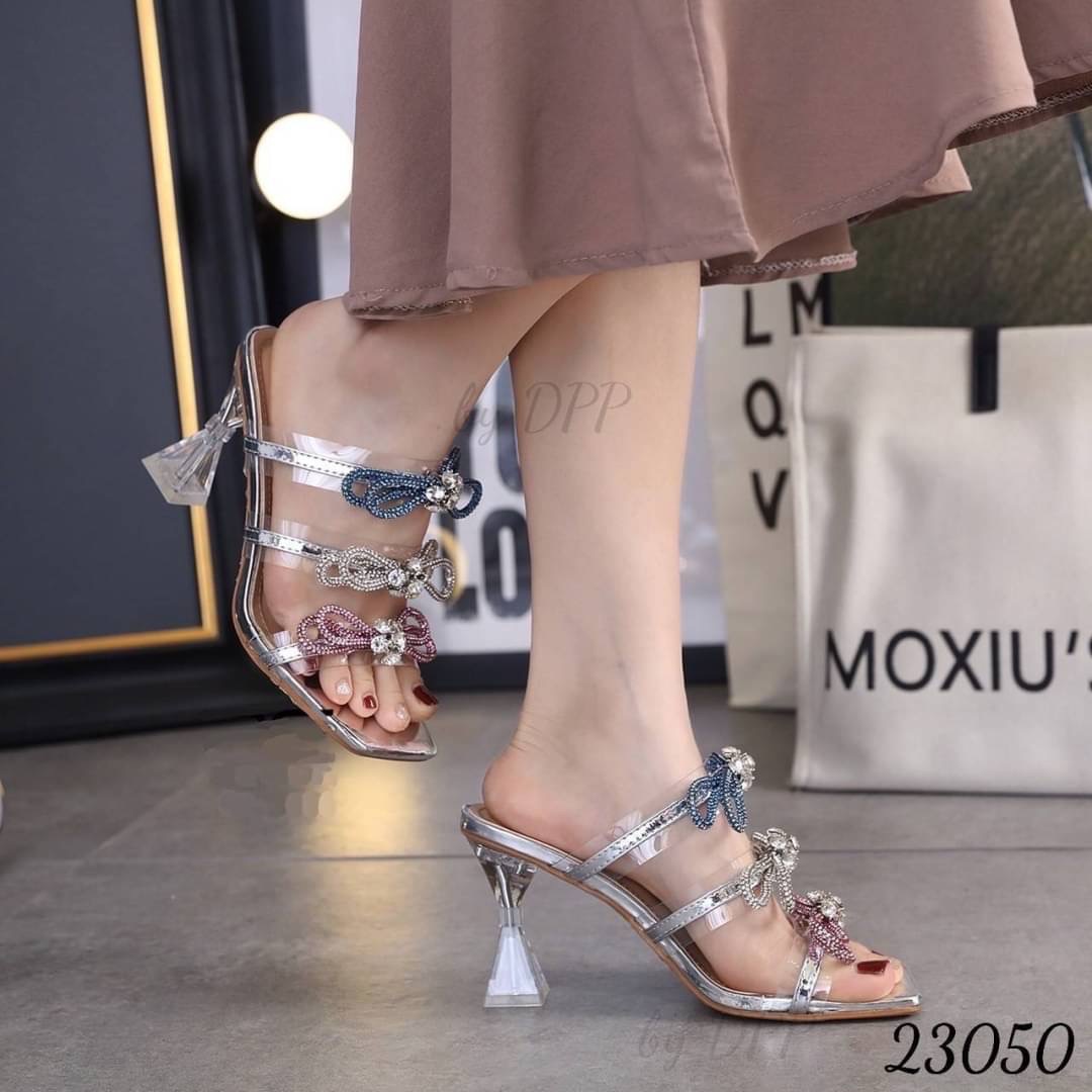 สินค้าเข้าพร้อมส่งค๊า บอกเลยว่ารุ่นนี้ สวยแบบต๊าซซ มากแม่ รองเท้า ส้นสูง 3.5 นิ้ว ตัวส้นเก๋มากก งานทรงสวม คาดสายซีลีโคนนิ่ม แต่งริบบิ้นเพชร วิบวับมากกก งานไฮเอน คุณภาพเริ่ดมากกก ซื้อก่อน ใส่ก่อน สวยก่อนน๊า อย่ามัวรีรอ เพราะความสวยรอไม่ได้นะค๊า