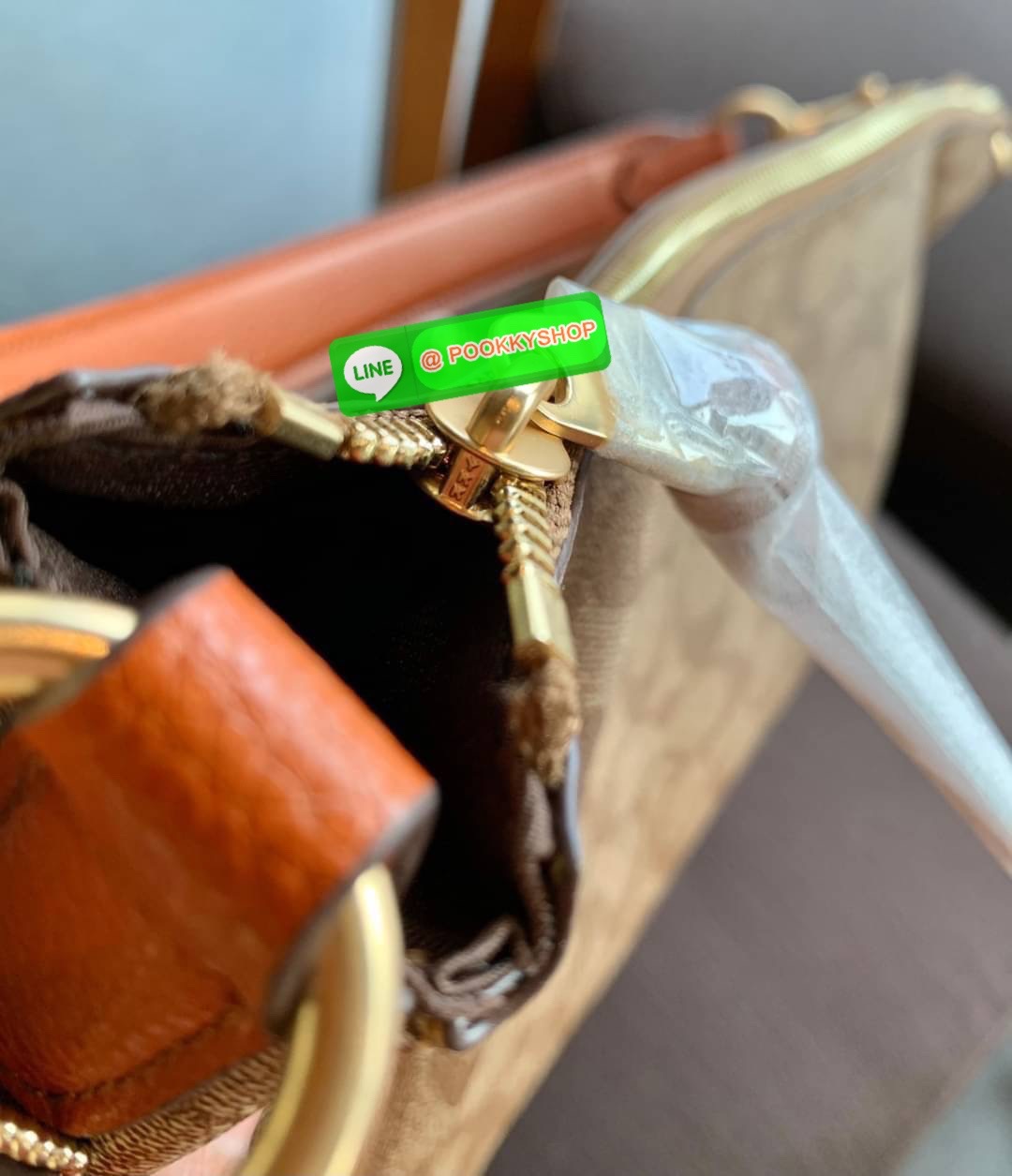 COACH PENNIE SHOULDER BAG ((C1523)) พร้อมส่ง! ✔️กระเป๋าหิ้ว//คล้องไหล่//สะพายข้างได้ สุดคุ้ม! ✔️ใบใหญ่ ทรงสวยใส่ของได้จุมาก หนังแท้ หนังนิ่ม สัมผัสแล้วหลงรักแน่นอนค่ะ ✔️ปากกระเป๋ากว้าง ล้วงหยิบของสะดวกมากๆ ภายในกระเป๋าโล่งกว้าง สัมภาร