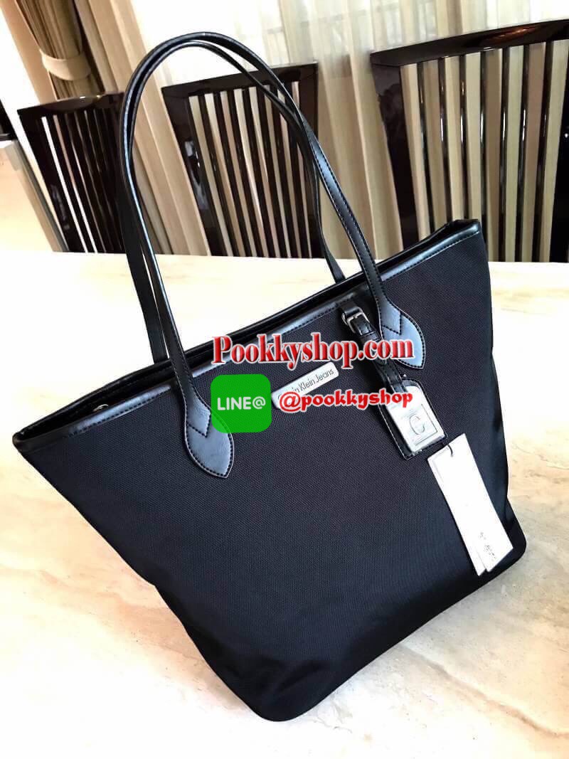 CALVIN KLEIN" JEANS TOTE BAG (Size M) กระเป๋าสะพาย Calvin Klein Jeans Limited Edition จาก Calvin Klein Jeans วัสดุ Polyester คุณภาพดีเนื้อหนาน้ำหนักเบา ด้านหน้าประดับโลโก้ Calvin Klein Jeans พร้อม TAG ห้อยที่หูหิ้วดูมีดีเทล เปิดปิดด้วยซิปสะดวกใช้ หัว