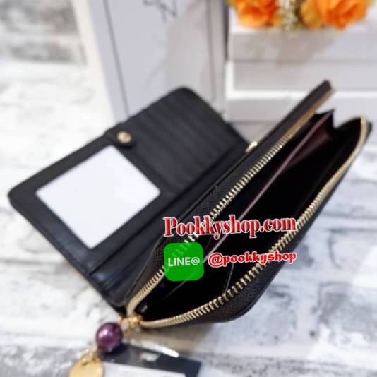 Lyn กระเป๋าสตางค์ใบยาว ด้านหน้าปั๊มโลโก้แบรนด์ แต่งโลหะทอง ด้านในมีช่องใส่บัตรเยอะมาก และมีช่องซิบ ตัวจับซิบแต่งไข่มุกเม็ดโตๆห้อยป้ายโลหะปั๊มโลโก้แบรนด์ด้วยสวยมากเกินหน้ามากค้าาา