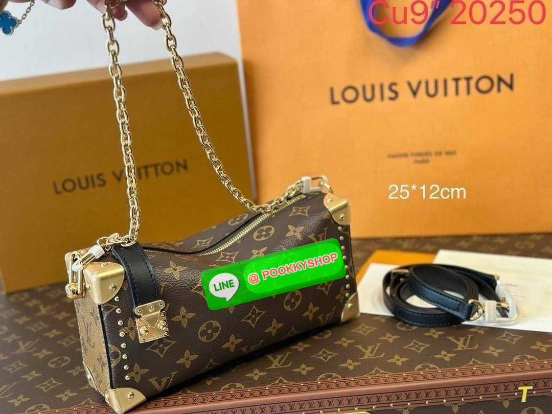 LV Slim Trunk Monogram Canvas Bag กระเป๋าสะพายทรงสลิม สุดยอดไอโคนิค ทรงสวย สวยมีเสน่ห์ แต่งหมุดเพิ่มร็อคแอนด์โรลด์ตามสไตส์แบรนด์ โดดเด่นด้วยหมุดเข้ามุม คล้องแขนคล้องไหล่เก๋ๆ หรือสะพายข้างชิคๆ พร้อมตอบรับได้ทุกลุค ทุกสไตล์ไปเลยจ้า