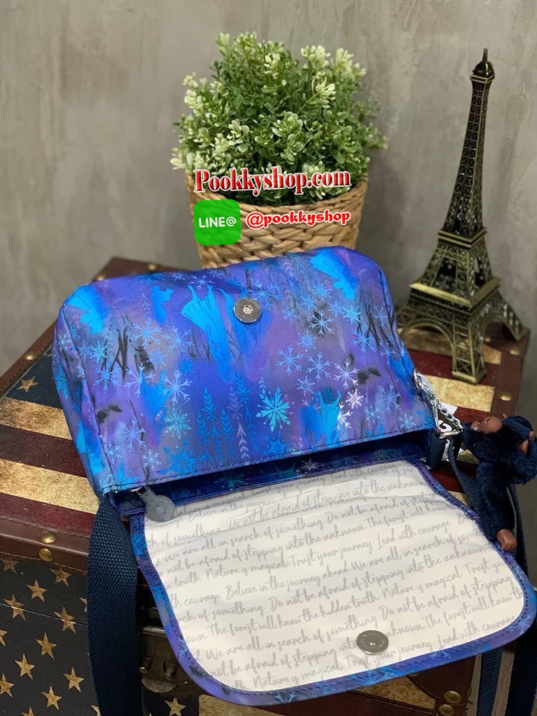 Kipling Sabian Shoulder Bag จาก Disney Frozen Series Collection วัสดุ Polyester ทรงครอสบอดี้ สไตล์สุดฮิตกับการใช้งานที่ง่าย หยิบจับของได้อย่างสะดวกสบาย เปิดปิดด้วยกระดุมแม่เหล็กและซิปด้านใน เพิ่อความปลอดภัย ลายผ้าบุด้านในดูมีดีเทล สายสะพายปรับได้ฟรีไซส์ ป