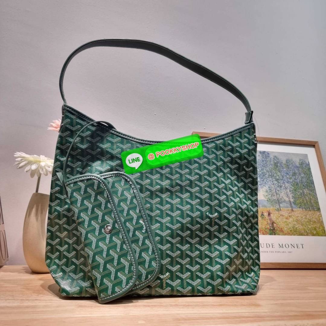 GOYARD BOHEME HOBO BAG ใหม่สุดคุ้ม กับกระเป๋าสะพายทรงโฮโบ ใบใหญ่จุใจ!! มาครบสีขายดี เลิศทุกสี รูปทรงคลาสสิค ดีไซน์เป็นเอกลักษณ์ วัสดุหนังแคนวาสพิมพ์ลายสวยคม ปากกระเป๋ามีซิปเปิด-ปิดกันของหล่นได้ ภายในโล่งกว้างมาก มาพร้อมสายคล้องในตัว ทนทาน สะพายสวยๆได้ทุกว