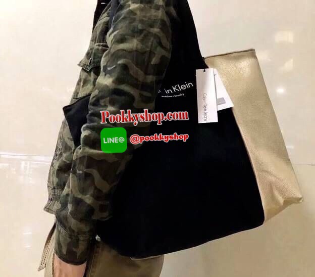 Calvin Klein Jeans Original Tote Bag กระเป๋าสะพายทรง Tote รุ่นแนะนำจาก Calvin Klein Jeans วัสดุ Canvas สีดำตัดด้วยหนังสังเคราะห์ด้านข้างดูมีดีเทล ด้านหน้ามีโลโก้ น้ำหนักเบา ใบใหญ่กำลังดี เปิดปิดด้วยซิปสะดวกใช้ หัวซิปแบรนด์ ภายในมีโลโก้และช่องซิป สามารถใส่