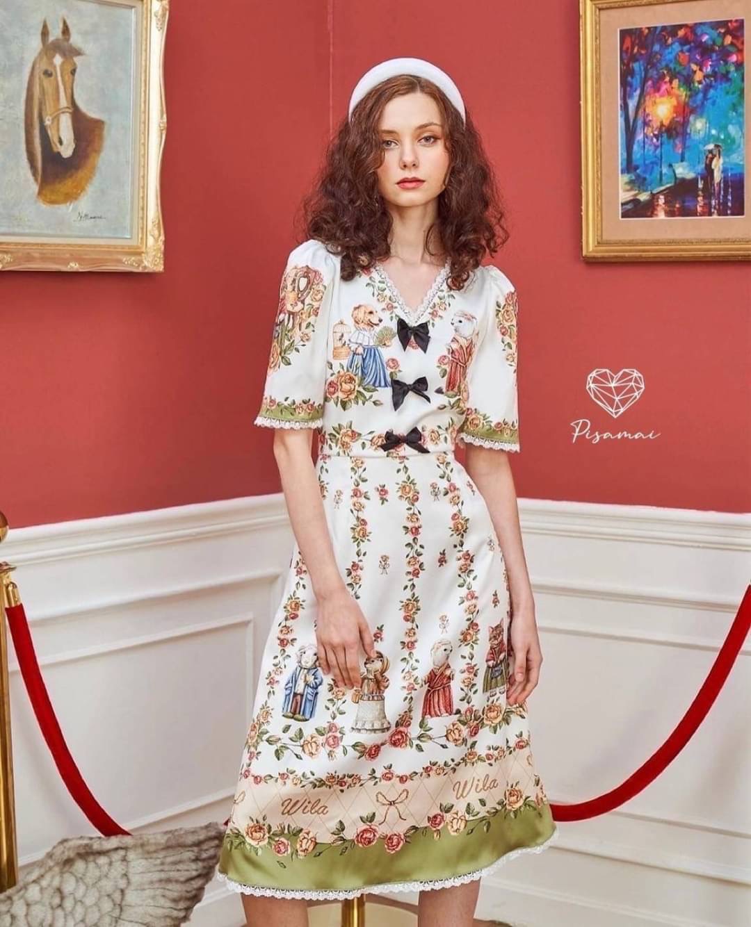 เดรสคอวีสีขาวมาในลายกราฟฟิกการ์ตูนวินเทจน่ารักๆ แต่งโบว์สีดำซ้อน3อัน ดีเท็ล10/10ไปเลยค่ารุ่นนี้ ปังมากๆค่า ที่สำคัญ ราคาฟาดๆ ใส่แซ่บๆเลยค่ารุ่นนี้ ใส่vacayถ่ายรูปกับแก๊งค์เพื่อนๆไม่มีผิดหวังเลยค่า ห้ามพลาดเลยน้าตัวนี้
