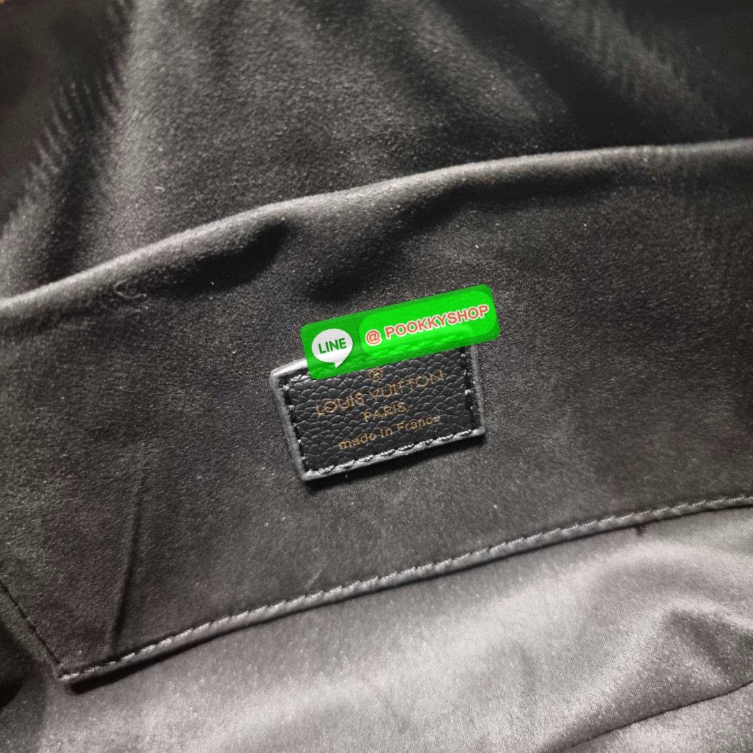 🔆 Model LV on the go east west 🔆 Details ใหม่ล่าสุด ดีไซน์กะทัดรัด กับกระเป๋าทรงโท้ทที่ใครเห็นต้องเป็นคลั่งรัก ยอดฮิต คลาสสิค ผู้ดี หรูหราได้ทุกลุค ทุกสไตล์ มาพร้อมหูจับในตัว คล้องแขน คล้องไหล่ก็ดูแพง หรือจะเกี่ยวสายครอสสะพายข้างก็อัพลุคได