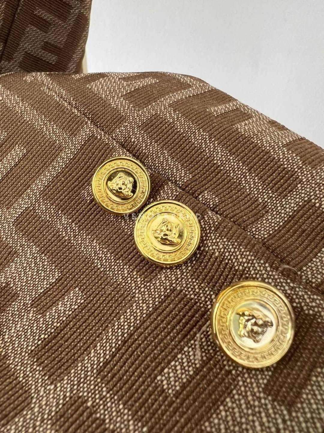 เสื้อสูทผ้าทอพิมพ์ลาย Fed.di ทรงเข้ารูป ผ่าหลัง มีกระเป๋า 2 ข้าง (ใช่งานได้จริง) แต่งกระดุมทองเพิ่มความหรู ทรงสวย ทางแบรนด์เลือกใช้ผ้าสูทเนื้อดีในการตัดเย็บ เย็บติด ซับใน คัตติ้งเนี้ยบ ทรงเป๊ะมากๆเลยค่ะ