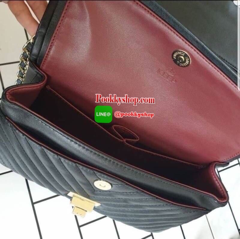 มาเพิ่มละค่า งาน Best Seller พร้อมสีใหม่สวยๆ มาให้เลือกเพิ่มอีก 2 สี !! KEEP รุ่น shoulder chevron chain handbag สวย หรู มากๆ เลยน๊า กระเป๋าอยู่ทรง หนังตัวใหม่ Microfiber สวย ทนกว่าเดิม ตัวกระเป๋าเย็บประณีต สายโซ่ปรับ สั้น ยาวได้คะ ภายในสีแดง มีช่องใส่ของ