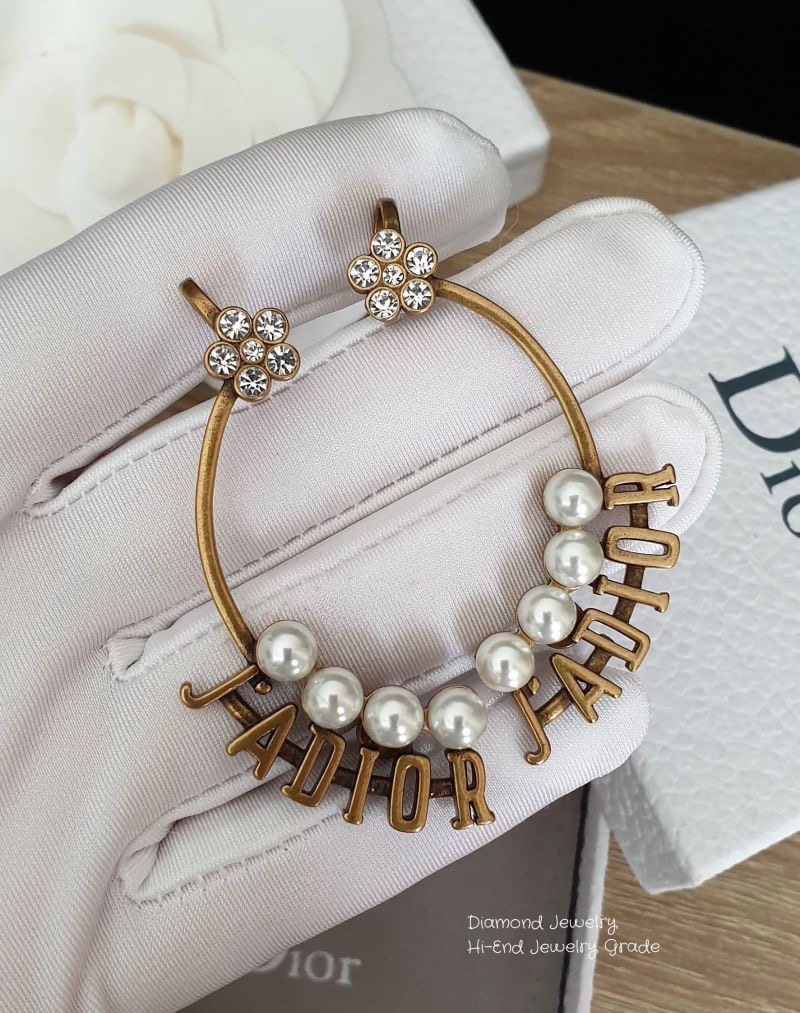 Christian Dior Earring ต่างหูคริสเตียนดิออ งานคล้องหู คอลเลคชั่นใหม่ล่าสุด อะไหล่ทอง รับรองสวยวิ้งมากกกกก งานดี ตัวเรือนเงาวิ้งมากๆคะรับประกันความพอใจเลยค่ะ ตัวเรือนสีทองดูหรูมากๆค่ะ ใส่ออกมาน่าร๊ากกกก จัดเลยคร่าา สาวห้ามพลาดดาราเซเลปใส่กันเยอะมากๆคร่าา