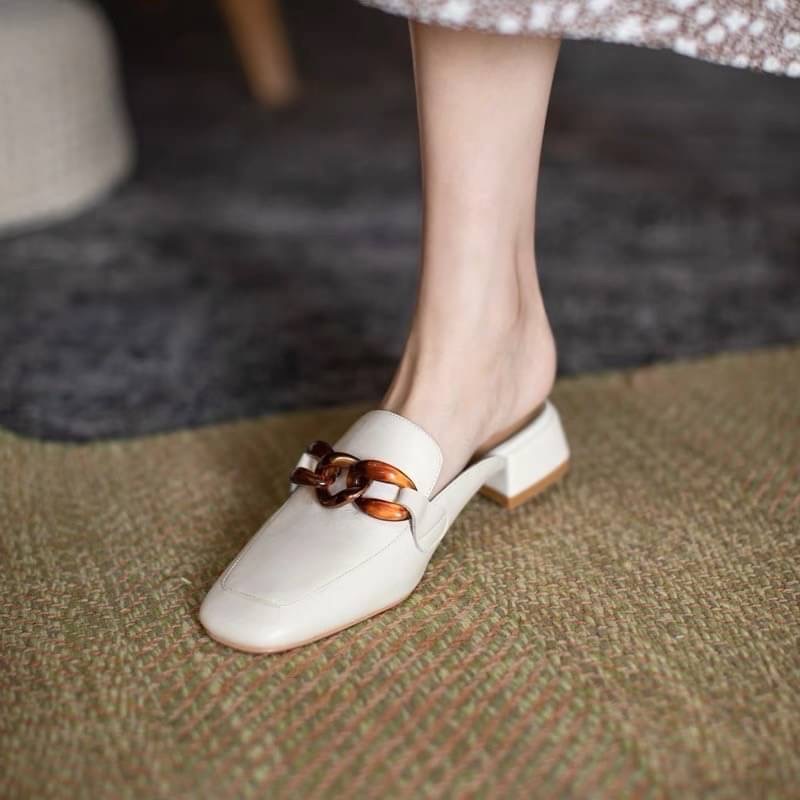 𝙉𝙀𝙒 𝙉𝙀𝙒 ‼️ รองเท้าสไตล์เกาหลีเกาใจมาแล้วทรงนี้เป็นทรงที่ทุกคนต้องมี คลาสสิครุ่นนี้น่ารักมาก ทรงหัวตัดมีความโซ่อะไหล่ทองคาดส้นไม่สูงพื้นนิ่มใส่สบายคู่นี้แมทช์กับเสื้อผ้าง่าย