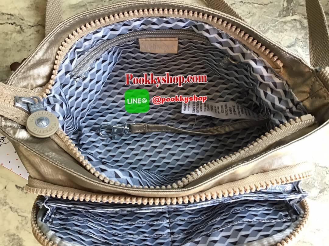 Kipling milos crossbody bag (K13696) กระเป๋าสะพายข้าง crossbody ขนาดกำลังดี มี 2 สาย สายสะพายสั้น ถือเป็นทรงพอรช์(pochette)ถอดเปลี่ยนสลับกับสายยาวได้ มีช่องซิปใช้งาน3ช่อง 2ช่องใหญ่ภายในมีเล็กแยกเป็นสัดส่วน ใส่มินิไอแพค กระเป๋าสตางค์ยาวได้ ด้านหน้ามีช่องซิ