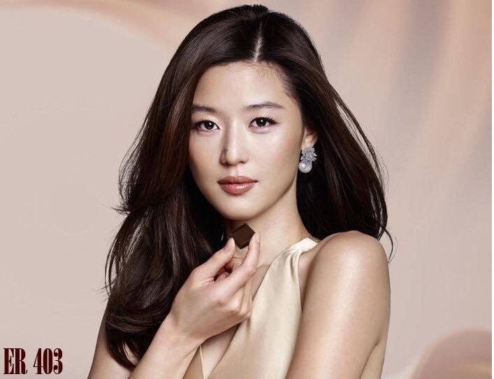 ต่างหูแบบห้อยโบว์ ด้านบนประดับเพชรลายเกร็ดหิมะ ห้อยด้วยมุกสังเคราะห์เกรดนำเข้า สวยมากๆ เหมาะทั้งใส่ออกงานและใส่ชิลได้ลุคเรียบหรู ดูแพ๊ง แพง