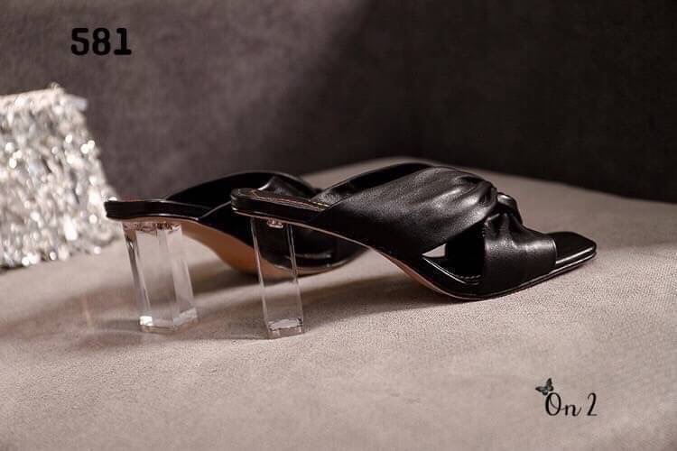 รองเท้าส้นสูง ส้นแก้วดีไซน์หน้าไขว้หนังนิ่มพื้นช่วงหน้าหัวตัดใส่แล้วช่วยให้เท้าดูขาวเรียวสวย มา 2 สีค่ะ