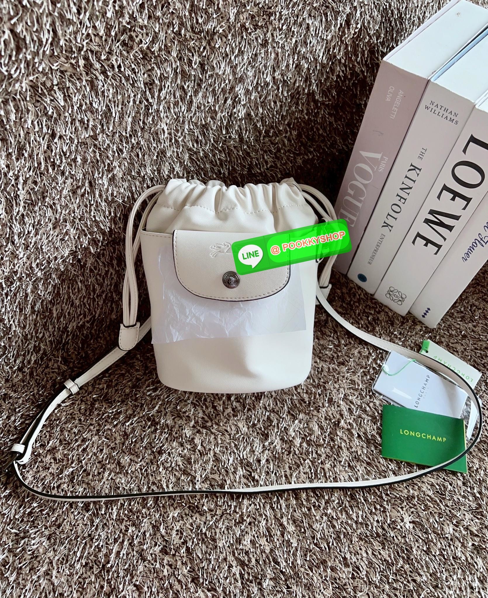 NEW ARRIVAL! LONGCHAMP LE PLIAGE XTRA XS BUCKET BAG ต้องบอกก่อนว่ารุ่นนี้เป็นรุ่นที่ใช้ออกมาแล้วไม่มีคำว่าผิดหวัง ออกแบบมาสวยแบบตัวแม่เลยค่าา 🔖พร้อมส่งทันที! กับกระเป๋าทรงบัคเกต หนังแท้smooth leather อย่างดี ใบกลางเจ้าลำตัวแล้วสวยมากก