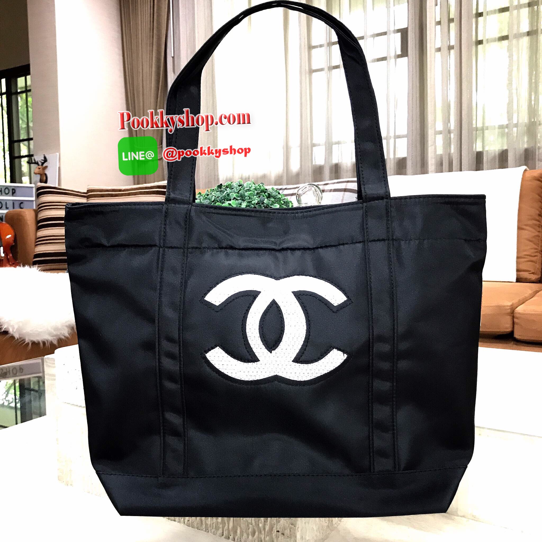 Must Have! Chanel Beaute Black Sequin Shopping Bag กระเป๋าสะพาย ShoppingBag พรีเมี่ยมกิ้ฟ Limited Edition ของแท้นำเข้าจากเคาน์เตอร์ Chanel Beaute ใบใหญ่ประดับคริสตัลสีดำโลโก้ CC สุดคลาสสิค ซับใน Polyester 100% เปิดปิดด้วยกระดุมแม่เหล็ก น้ำหนักเบา จุสุดๆ ใ