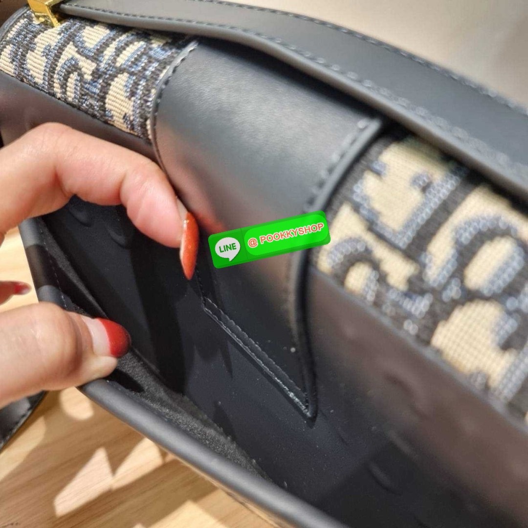 CD 30 MONTAIGNE BAG 🔆 Details กระเป๋าสะพายข้างสุดฮอต จากเคาน์เตอร์ dutyfree ที่สาวๆต้องไม่พลาด ทรงสวยมีกิมมิคในตัว ดูแพง ดีไซน์ย้อนยุคเป็นเอกลักษณ์ เปิด-ปิดด้วยอะไหล่กดล็อคแน่นหนา ใช้งานง่าย ด้านหลังมีช่องใส่ของจุกจิกได้ ภายในเป็นช่องโล่ง ใส่ของสำ