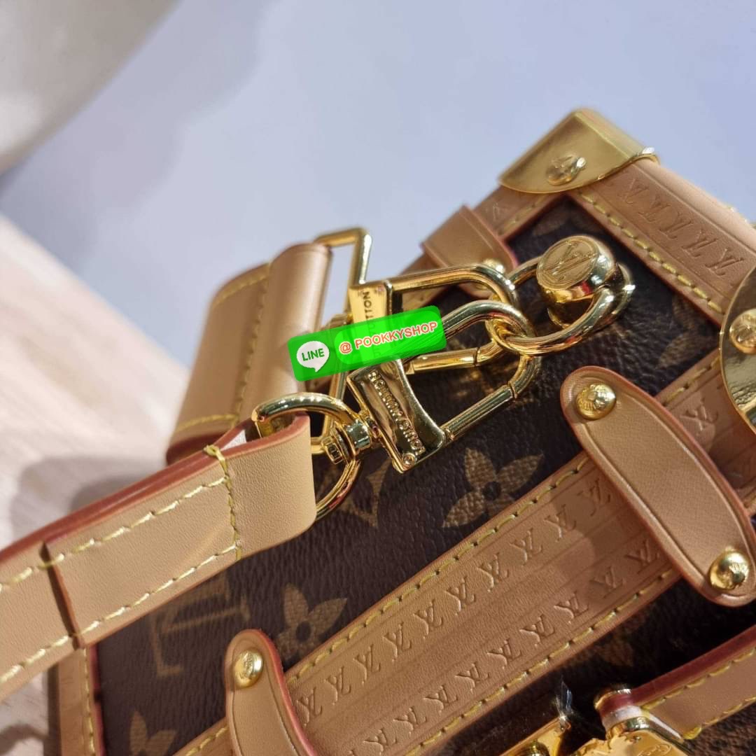 LV SIDE TRUNK สุดยอดกระเป๋าไอคอนนิค ทรงสวย ใหม่ล่าสุดจากเคาน์เตอร์ dutyfree สวยมีเสน่ห์ รูปทรงกล่อง โดดเด่นด้วยหมุดเข้ามุม ซิปเปิด-ปิดล็อคได้ วัสดุหนังแคนวาส ภายในเป็นช่องโล่ง มีสายสะพายมาให้ถึง 2 เส้น คล้องแขน คล้องไหล่เก๋ๆ หรือสะพายข้างชิคๆ พร้อมตอบรับไ