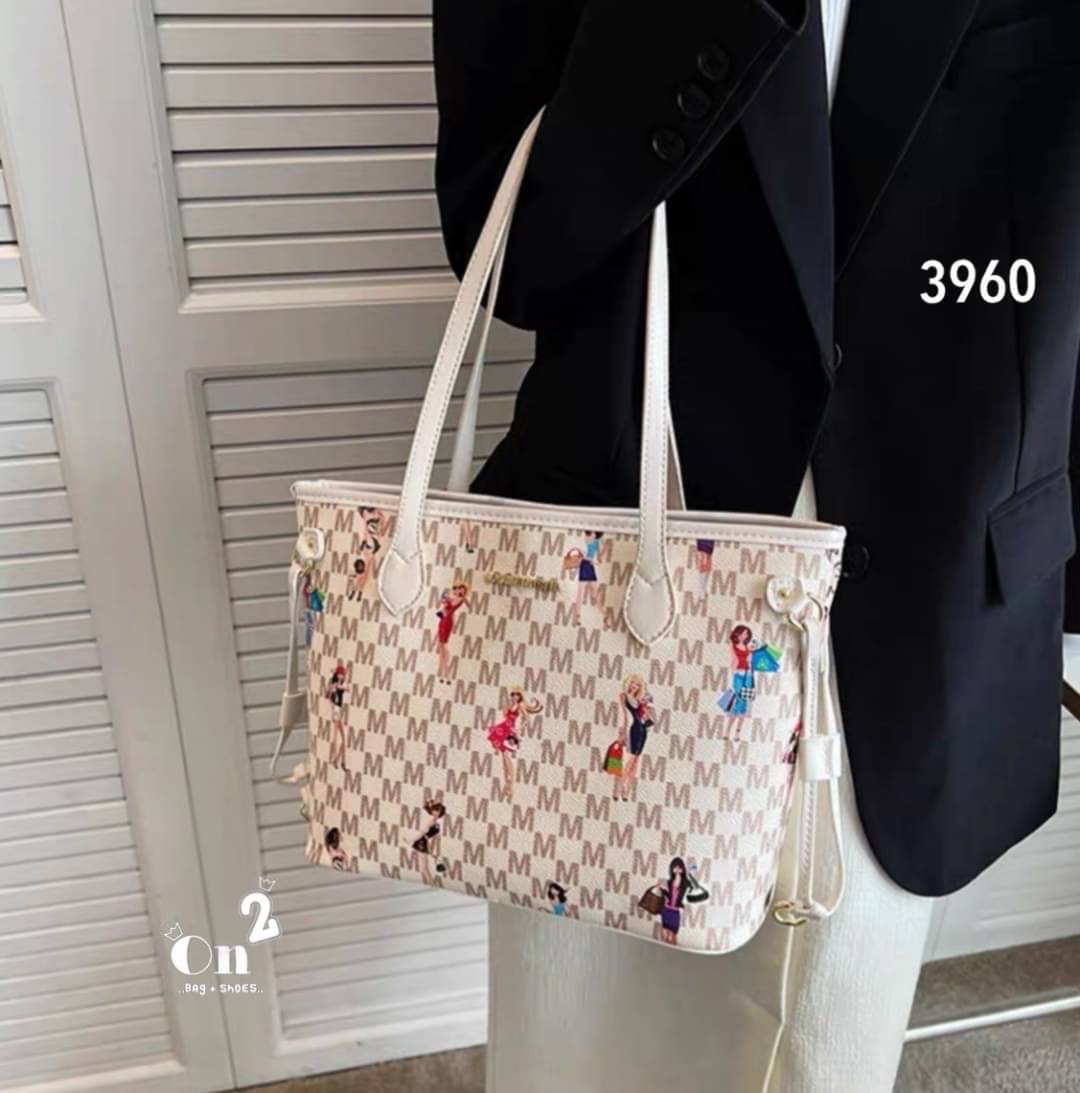 NEW-IN 🤎 Tote bag ทรงนี้จุได้เยอะมากๆค่า ใส่ I Pedได้นะคะ มาใหม่ ลายนี้หรู ดูแพงค่ะ แนะนำสุดๆค้า จุได้เยอะ