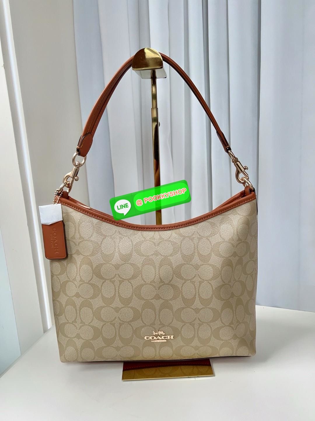 Coach Laurel Shoulder Bag In Signature Canvas (CR149) 🔖พร้อมส่ง สินค้าเข้าใหม่! กับกระเป๋าใบใหญ่กำลังดีเลยค่ะ หนังแท้ นิ่มสวย สีสวยค่ะ 🔖เปิด-ปิดกระเป๋าแบบซิป ภายในสุดโล่งกว้าง ใส่ได้จุมากๆ ยังมีช่องซิปยาวและช่องกระดุมสำหรับแยกใส่ของจุกจิกไ