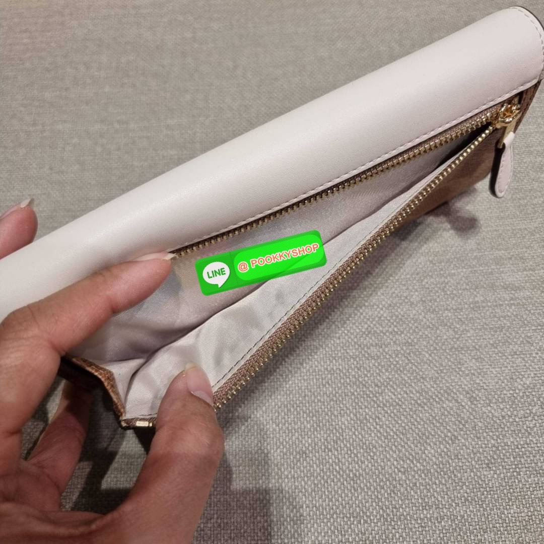 COACH 31547 SOFT WALLET IN COLORBLOCK SIGNATURE CANVAS คัมแบคแล้วน้า กับไอเท็มหายาก กระเป๋าสตางค์ใบยาวแบบพับ ขนาดกำลังสวย ดีไซน์คลาสสิคเอกลักษณ์ วัสดุหนังแคนวาสเคลือบลาย เปิด-ปิดด้วยกระดุม ภายในใส่บัตรได้เยอะ ใส่ธนบัตรได้สบายๆ ใบจริงสวยปังทุกสี ใครมองหากร