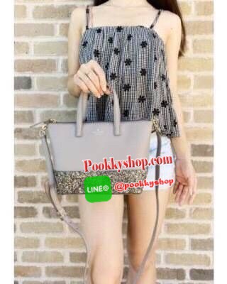Kate Spade INA Greta Court Glitter Crossbody กระเป๋าถือหรือสะพายใบเล็ก วัสดุหนัง Saffiano สวยหรู ด้านหน้าประดับโลโก้สีทองสวย ก้นกระเป๋ามีดีเทลด้วยGlitter วิ้งๆดูหรู ภายในมีช่องซิปและช่องเล็ก สามารถใส่ ipad mini กระเป๋าสตางค์ใบยาวและของจุกจิกได้เยอะ มีหมุด