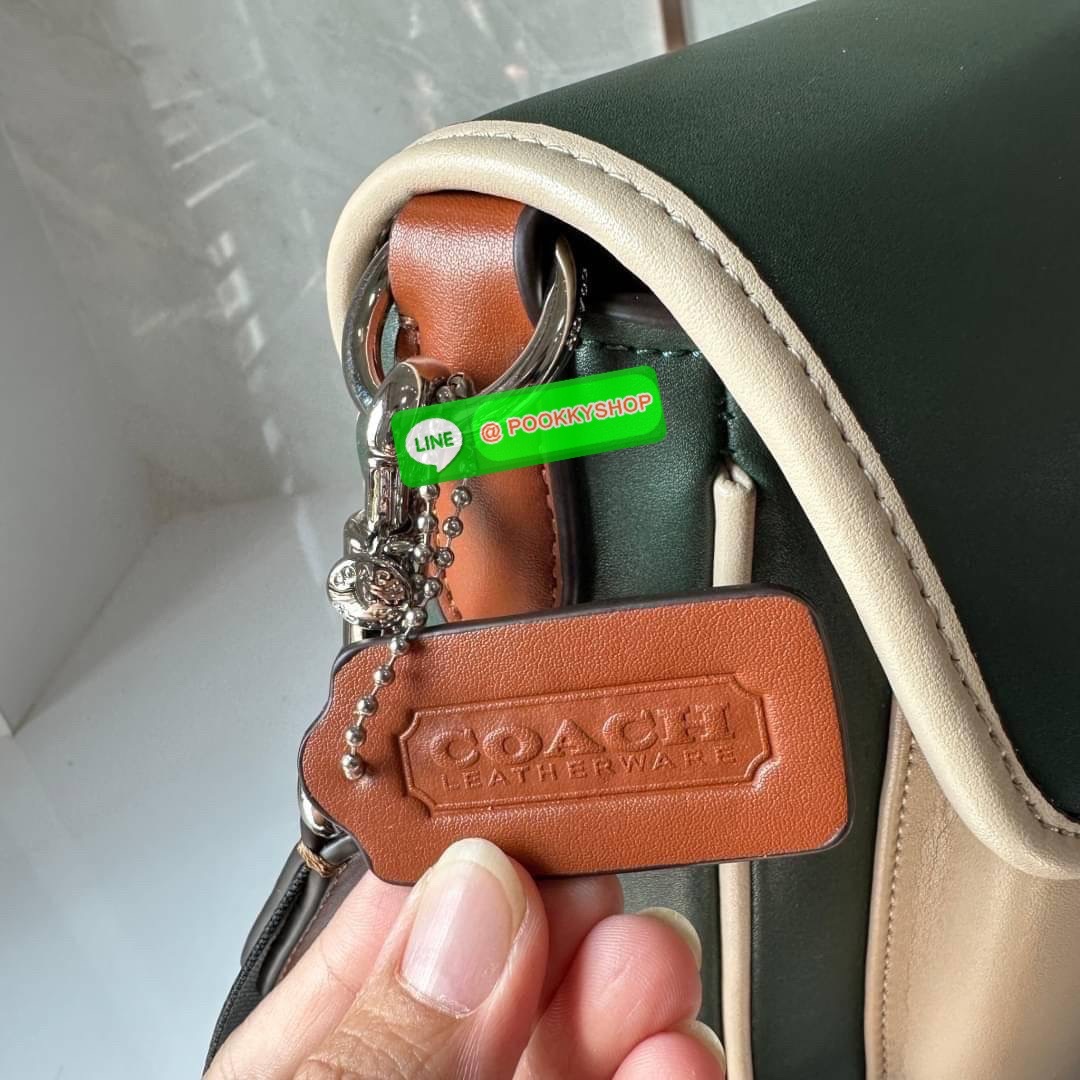 COACH CHARTER MESSENGER IN COLORBLOCK (CH755) กระเป๋าสะพายข้างผู้ชายคอลเลคชั่นใหม่ วัสดุหนังแท้ทั้งใบ เปิดปิดกระเป๋าแบบตัวกดล็อค ด้านในมีช่องหลัก 2 ช่อง ด้านหลังมีช่องซิป 1 ช่อง สายสะพายปรับระดับได้ รุ่นนี้สะพายไปเที่ยวหรือสะพายไปทำงาน ดูดีมากค่ะ