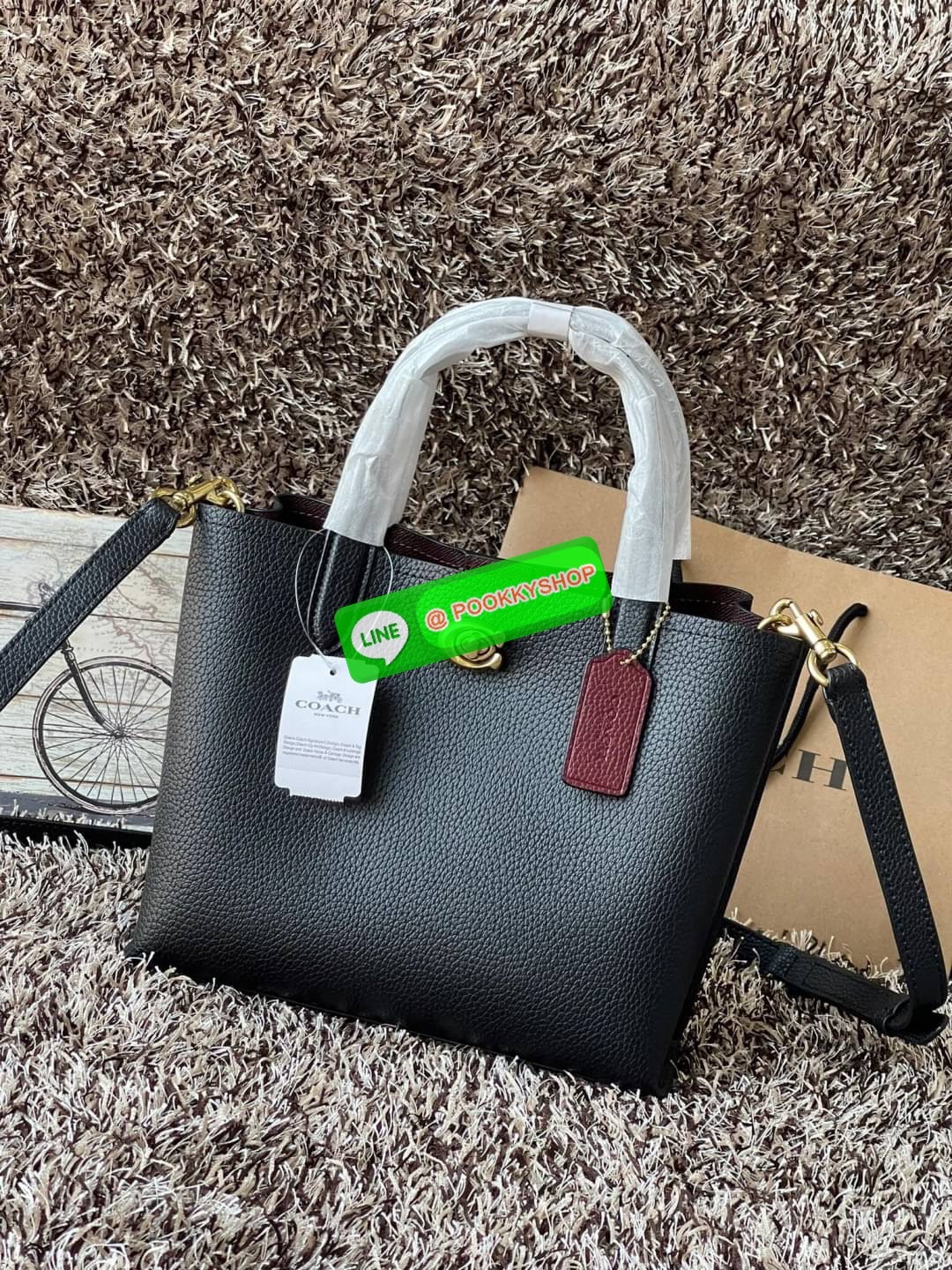 Coach Willow Tote 24 In Signature Canvas หากคุณชื่นชอบกระเป๋า Tote แล้วล่ะก็ เราเชื่อว่ากระเป๋าใบนี้จะต้องโดนใจคุณอย่างแน่นอน กระเป๋า Coach ด้วยรูปทรงสี่เหลี่ยม อยู่ทรงตั้งสวย การตัดเย็บทำจากหนัง Canvas ขนาดที่พอเหมาะ เมื่อถือแล้ว ไม่ทำให้ดูใหญ่เทอะทะจนเก