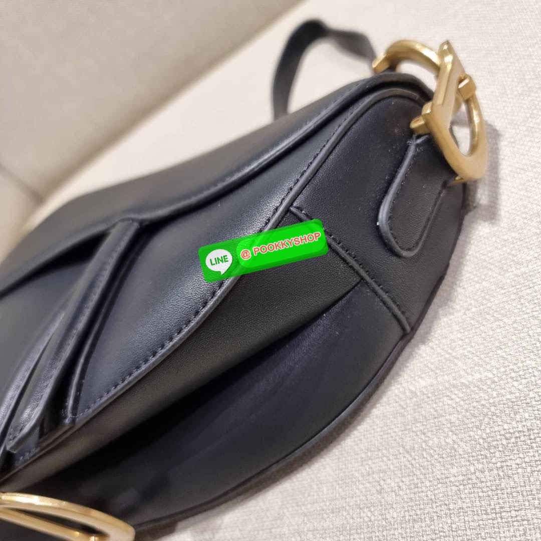 CD SADDLE BAG CALFSKIN กระเป๋าสะพายข้างพรีเมี่ยมกิ๊ฟ ทรงสวยไม่ซ้ำใคร กิมมิคในตัว ดูแพง ไซส์ใหญ่ ดีไซน์ย้อนยุค เป็นเอกลักษณ์สวยทุกแบบ เปิด-ปิดด้วยกระดุมแม่เหล็กซ่อน ใช้งานง่ายมากๆ ภายในเป็นช่องโล่ง มีช่องซิป วัสดุหนังลูกวัวฟอกสี ใส่ของสำคัญได้เลย หมดห่วง ม
