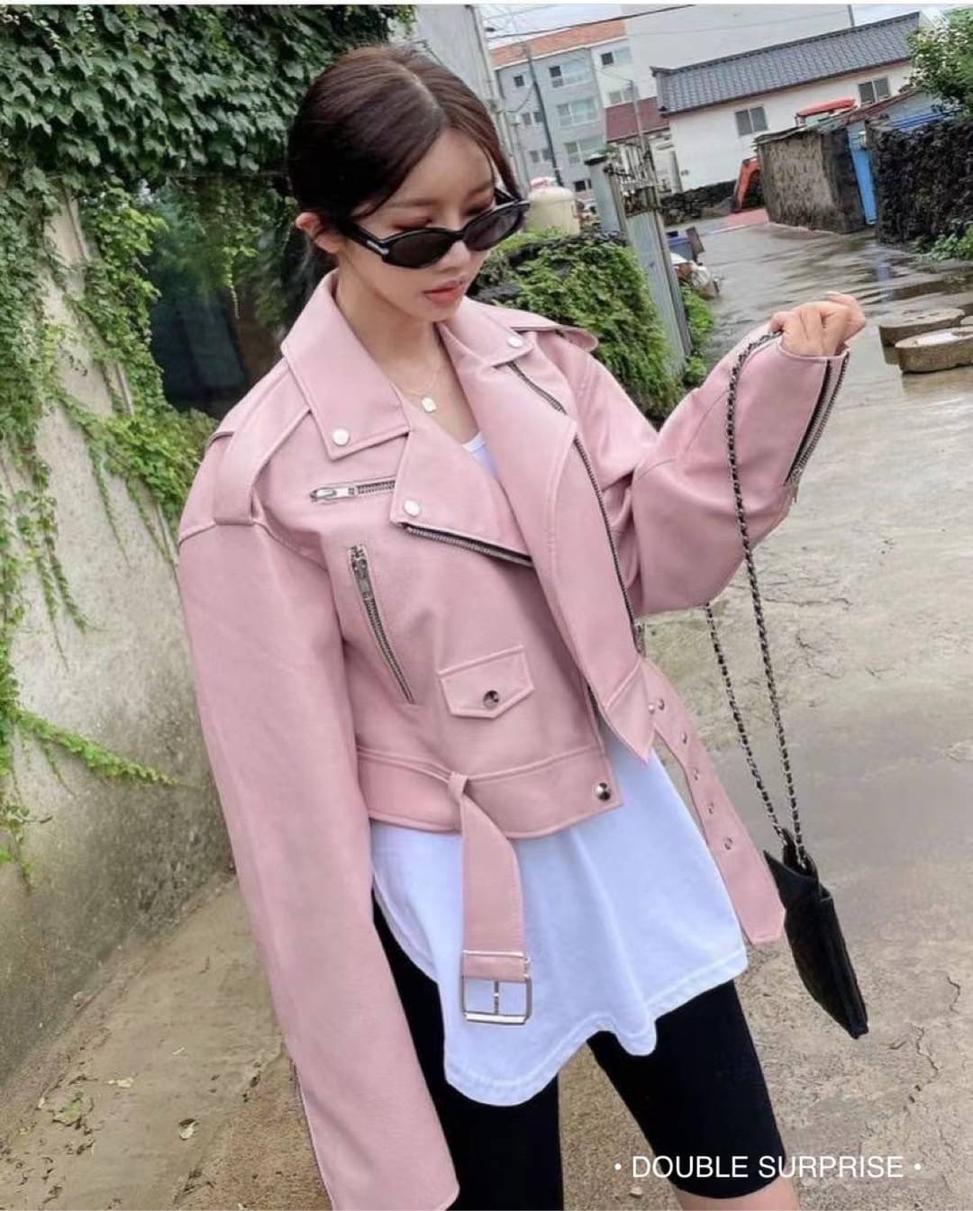 NEW ARRIVALS เสื้อJACKETหนัง คอปกทรงสวยเลยค่ะ งานติดซิปด้านหน้าและปลายแขน เจาะกระเป๋ารูดซิปได้ ชายเสื้อมีเข็มขัด งานมีซับในอย่างดี ใส่สวยทั้ง2สี น่ารักมากๆค่ะ (DOUBLE SURPRISE bydressmepls.)