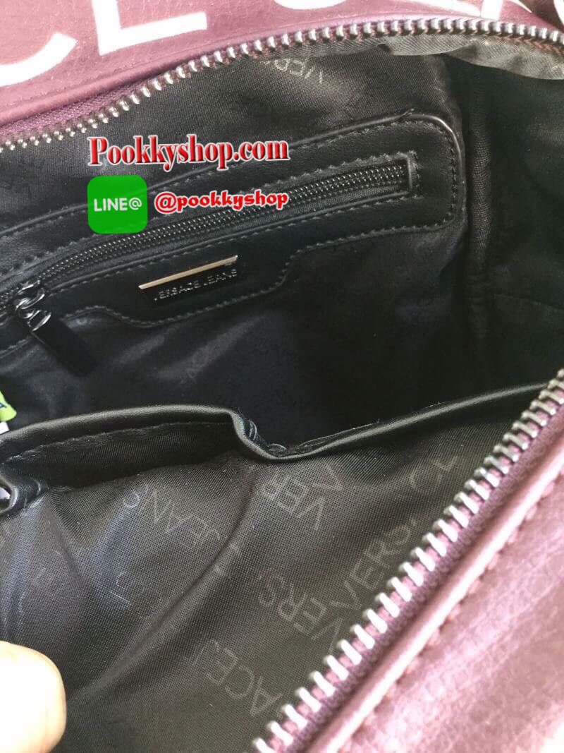 VERSACE JEANS BACKPACK BAG (VJ) กระเป๋าสะพายเป้จากแบรนด์ดัง วัสดุ PU คุณภาพดี นิ่ม ด้านในโล่งกว้าง มีช่องซิปหนึ่งช่อง ช่องเล็กใส่ของแยกเป็นสัดส่วน ด้านหน้ามีช่องซิปและช่องใส่มือถืออีกหนึ่งช่อง ซับในลายแบรนด์ รุ่นนี้สามารถสะพายได้ถึง2แบบ ราคาสุดคุ้มค่ะห้าม