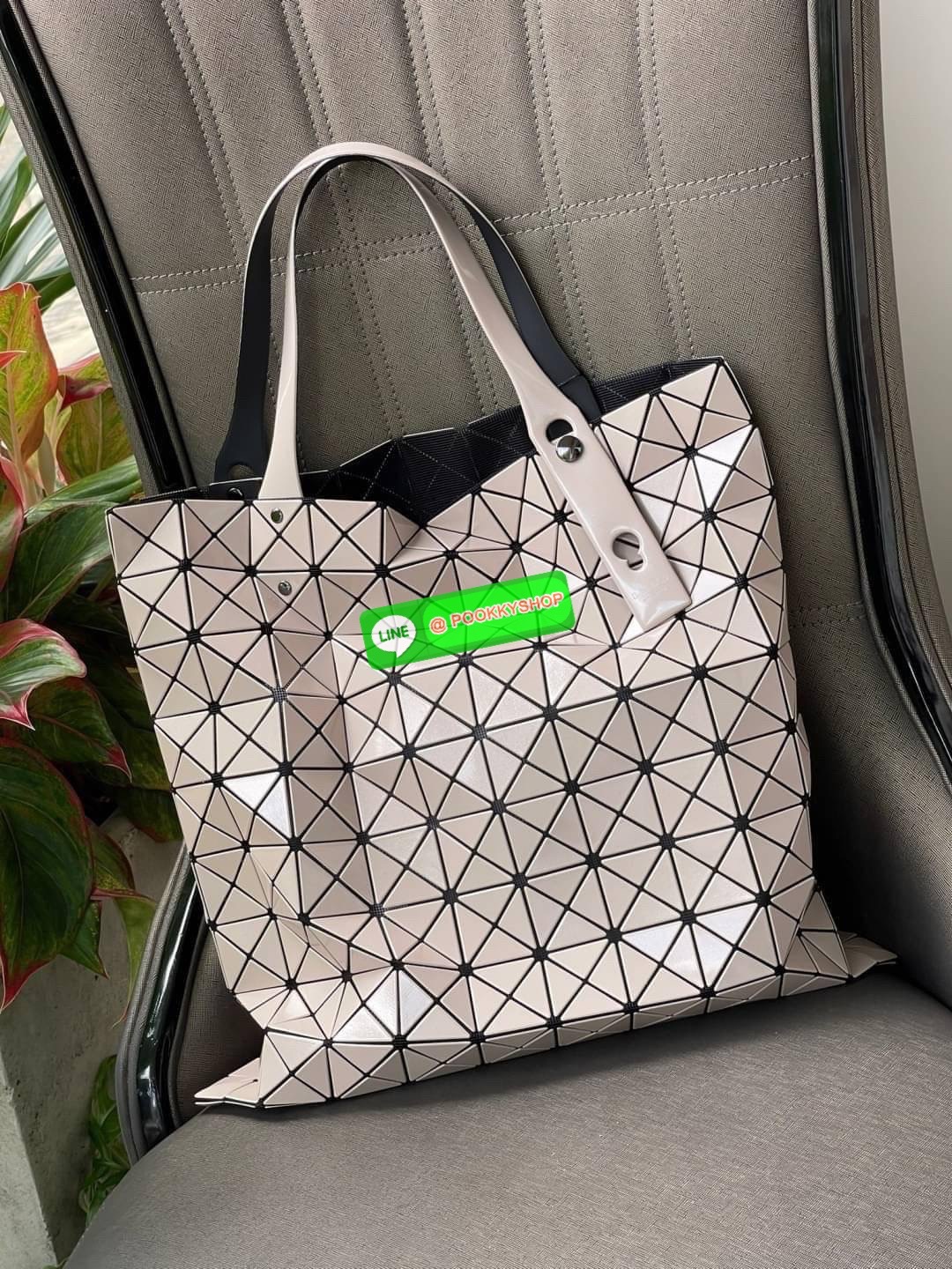 💕 Baobao Issey Miyake Prism Frost ToTe Bag ซีรีส์ที่มีความแวววาวนุ่มนวลและมีลวดลายคล้ายเกรนของผ้าเพื่อสร้างลุคที่มีเท็กซ์เจอร์ กระเป๋าโท้ตที่มีให้เลือกอย่างหลากสี มีกระเป๋าซิปด้านในที่สามารถเก็บของมีค่าได้อย่างปลอดภัย เช่น บัตรโดยสารประจำและกุญแจ