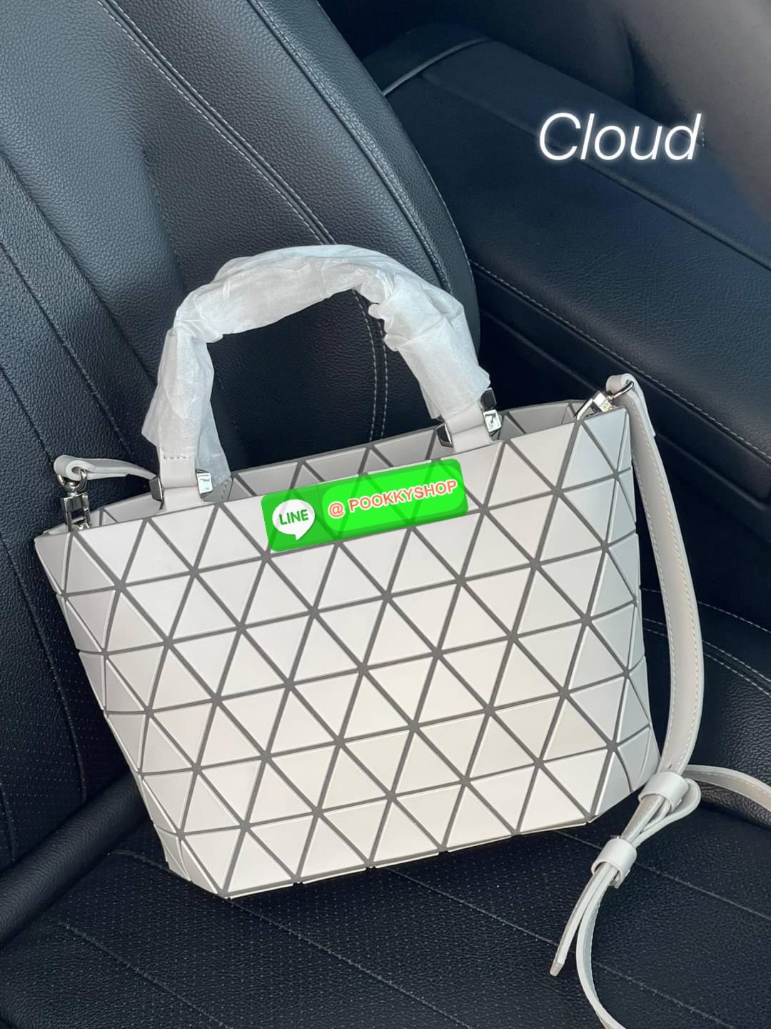 💕BAO BAO ISSEY MIYAKE MATTE CRYSTAL SMALL TOTE เป็นกระเป๋าทรงโท้ทที่มีความพิเศษด้วยการออกแบบแผ่นสามเหลี่ยมแบบใหม่จัดเรียงต่อกันในแนวตั้งเสริมกระเป๋าให้ดูหรูหรา ทันสมัย และดูมีเอกลักษณ์เป็นของตัวเอง อีกทั้งยังมีโครงสร้างฐานตาข่าย นอกจากช่วยให้กระเป