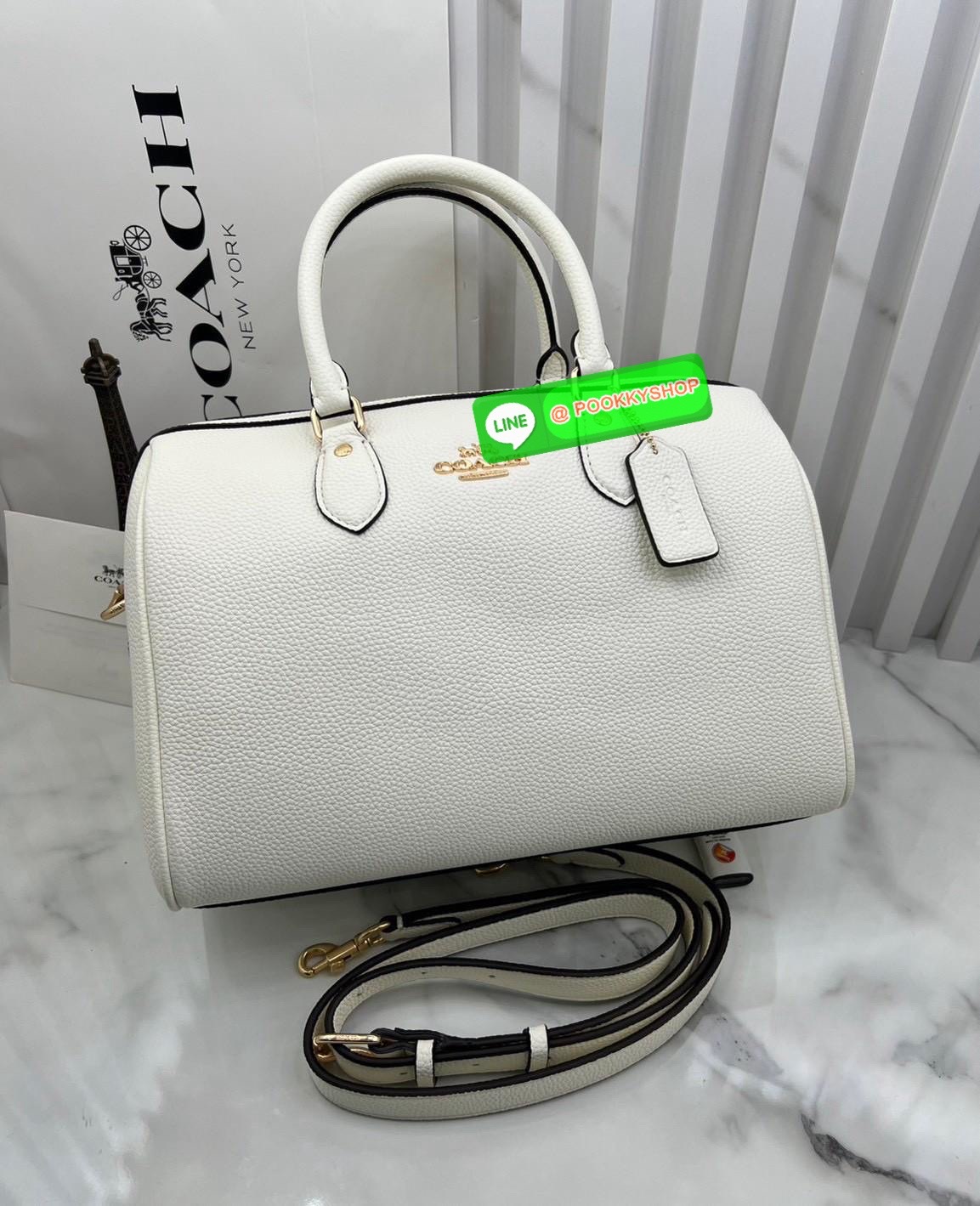 COACH ROWAN SATCHEL IN SIGNATURE CANVAS จุดเด่นของกระเป๋าทรงsatchel bag คือรูปทรงของกระเป๋าดูแข็งแรง มั่นคง ไม่เสียทรงง่าย มาพร้อมหูหิ้วที่ด้านบนของกระเป๋า ลายแคนวาสที่เป็นซิกเนเจอร์แบบเอกลักษณ์ ช่องใช้งานทุ้งภายในและภายนอก นอกจากนี้ กระเป๋าประเภทนี้ยังมี