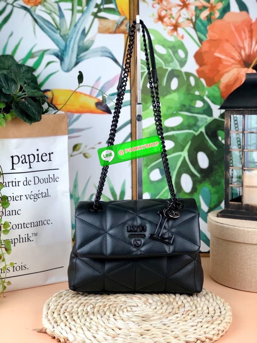 แท้ 💋 Outlet New! LYN TRINITY HANDBAG กระเป๋าสะพายข้าง/ครอสบอดี้ใบสวย วัสดุหนังเดินด้ายลายสามเหลี่ยมทั้งใบ พร้อมพวงกุญแจ(ถอดได้) เปิดปิดแบบกระดุมแม่เหล็ก ด้านในมีช่องซิปเล็ก 1 ช่อง รุ่นนี้สามารถใส่ iPhone plus และกระเป๋าเงินใบกลางได้ค่า สายยาวเป็น