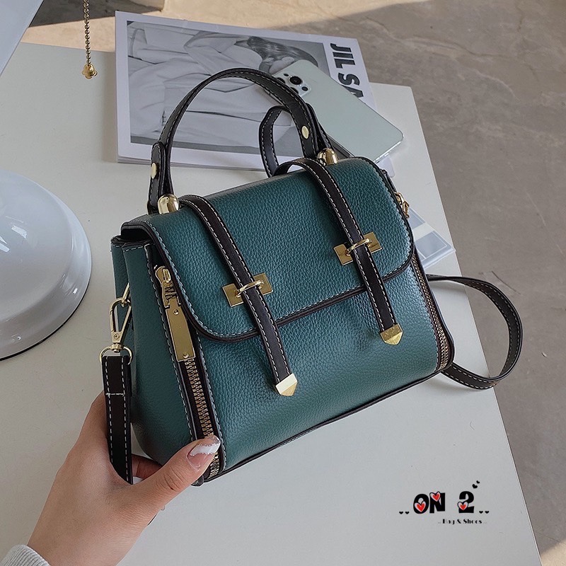 506 กระเป๋าสะพายข้างทรงฝาปิด วัสดุตัวกระเป๋าทำจากหนังผสมอย่างดี อะหลั่ยสีทอง กระเป๋าเป็นปากซิป ด้านข้างมีแต่งด้วยซิป เกร๋มากจ้า มาพร้อมสายยาวทำจากหนังตัวเดียวกับกระเป๋า สามารถปรับระดับได้