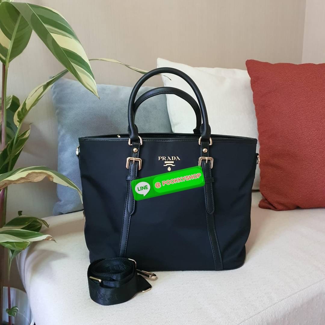 BACK IN STOCK! รุ่นขายดีมาก💞 PRADA NYLON กับรุ่น HANDBAGS กระเป๋าถือสะพาย จากงานพรีเมี่ยมกิ้ฟใหม่ บอกเลยว่า ใบนี้วัสดุเป็น NYLON กันน้ำทั้งใบ ตัวกระเป๋ามาพร้อมสายเข็มขัดคาดด้านหน้าและด้านหลัง ให้ความหรูหราไปอีกแบบ หูกระเป๋าสามารถทำทรง ตั้งและพับได