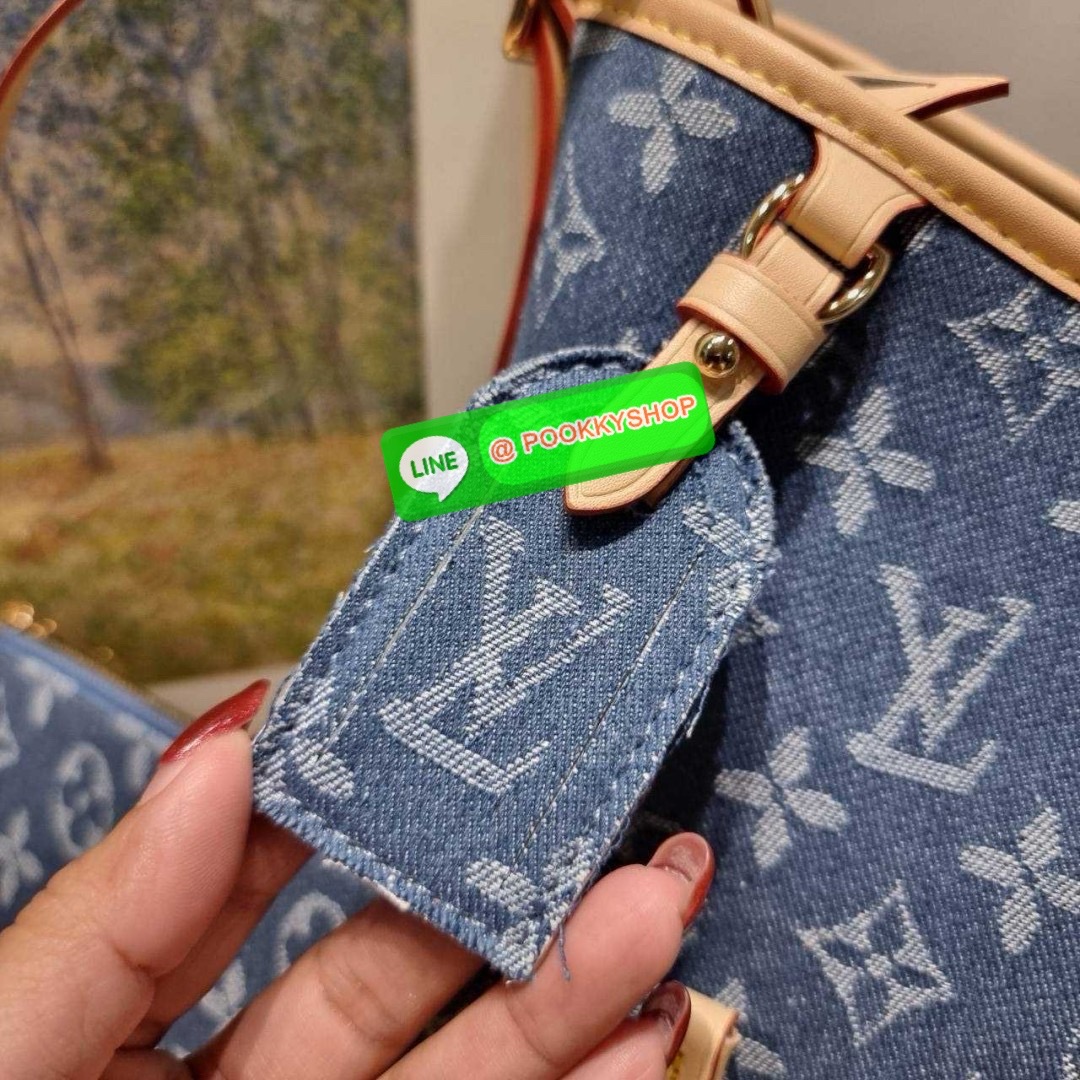 LV CARRYALL DENIM BAG 🔆 Details ใหม่ล่าสุด สไตล์เดนิมสุดชิค รุ่นลิมิเต็ดที่สาวๆตามหา จากเคาน์เตอร์ dutyfree กระเป๋าสะพายไหล่ทรงสวย ดีไซน์เรียบง่ายคลาสสิค หรู ดูผู้ดี รูปทรงใช้งานง่าย มาพร้อมใบลูก ไว้เก็บของจุกจิก ปากกระเป๋ามีสายหนังผูกกันของหล่นได