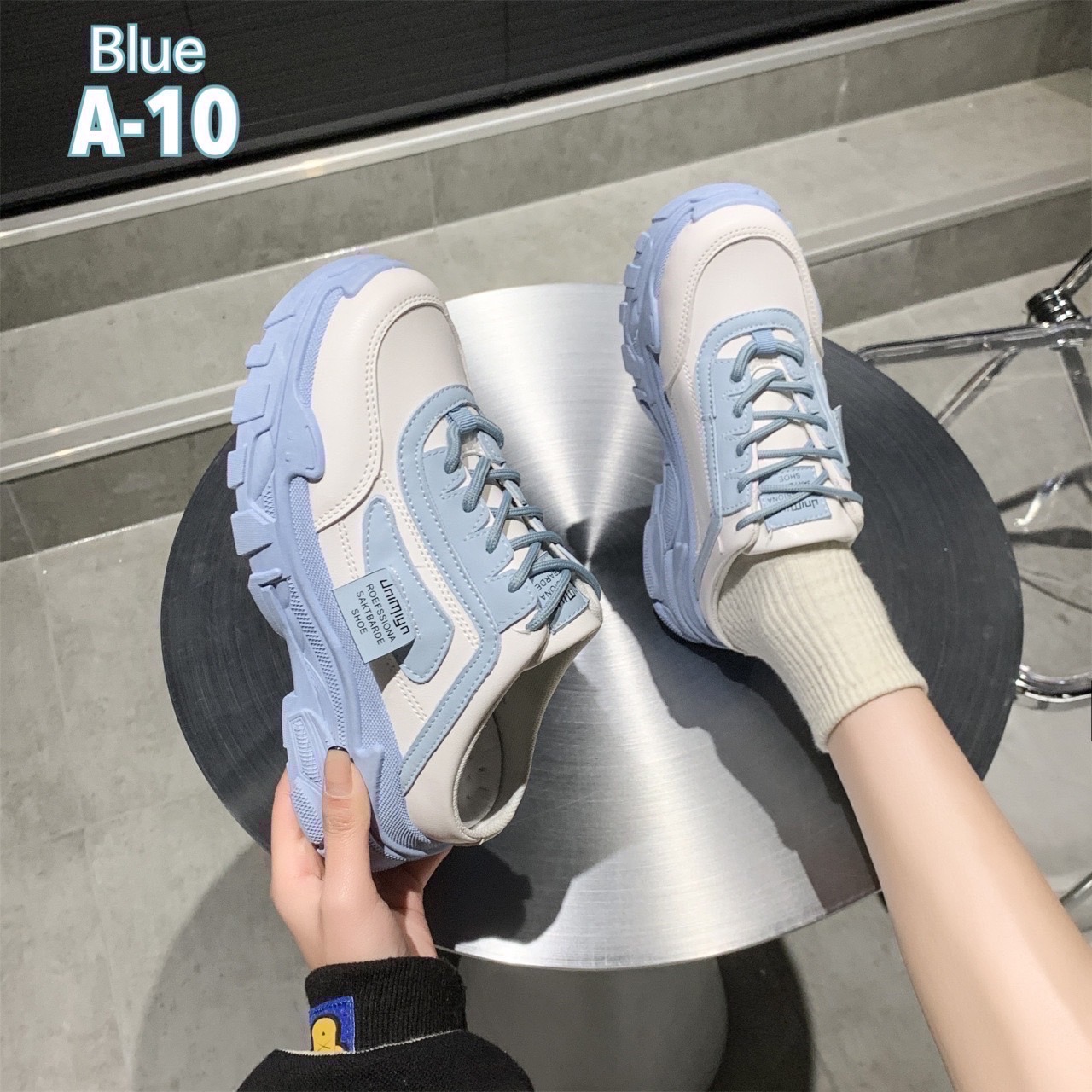 พร้อมส่งคะ รองเท้าผ้าใบเปิดส้น สไตล์เกาหลีมาใหม่ สวยยืน1 🥇มาแล้วจ้า ทรงสวยอย่างดี งานเกร๋เรียบหรูดูแพง ตัวนี้ห้ามพลาด ใส่สบายจะแมตช์กับกางเกง👖หรือกระโปรง👗ก็ได้ค่ะ แม่ค้าคอนเฟริม ห้ามพลาดเลยจ้าตัวนี้แนะนำ อย่าช้ารีบเลย