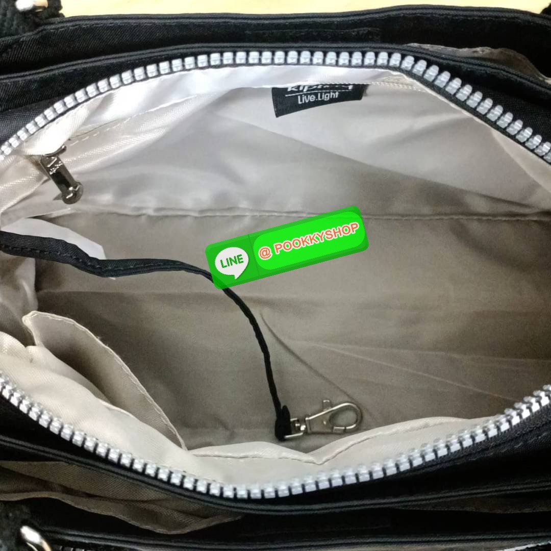 Kipling Damen Orelie Henkeltasche handbag กระเป๋าถือหรือสะพาย ขนาดกลาง วัสดุ Nylon 100% หูถือสูง 7 นิ้ว สายสะพายยาว สายสะพายยาว 126ซม. มีช่องแยกใช้งานหลายช่อง ประกอบด้วย -ด้านหน้า ช่องซิปลึกถึงฐานกระเป๋า -ด้านหลัง ช่องซิปลึกถึงฐานกระเป๋า -ช่องใช้งานหลักด้