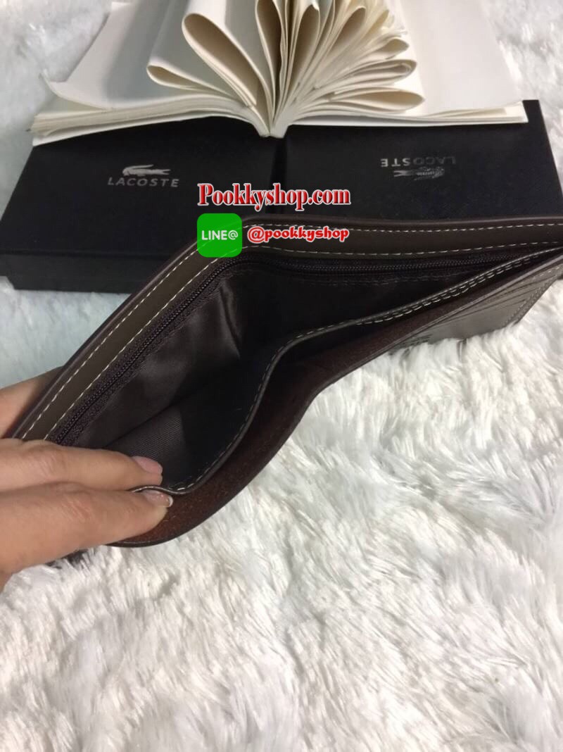 พร้อมส่ง Men's Small Wallet กระเป๋าสตางค์แบบพับ2ตอนสำหรับผู้ชาย วัสดุหนังขึ้นรูปเงา น้ำหนักเบา สัมผัสนุ่ม ด้านหน้าตีแบรนด์ โดดเด่น ด้านในมีช่องใส่บัตร/ ใส่ธนบัตรแยกเป็นสัดส่วน มาพร้อมกล่องแบรนด์สวยหรู พร้อมส่งแล้วในราคาเบาๆ
