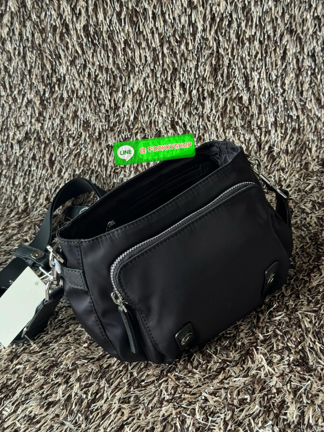 TORY BURCH VIRGINIA SMALL MESSENGER เป็นกระเป๋าที่มีรูปแบบการเปิด-ปิดด้วยกระดุมแม่เหล็ก ทำให้ปากกระเป๋าเปิดง่ายและหยิบสิ่งของสะดวก ซึ่งภายในฐานกระเป๋ามีความกว้างขวางพอสมควร เก็บสิ่งของต่าง ๆ ได้ดั่งใจ มาพร้อมดีไซน์เรียบง่ายสีดำประดับด้วยโลโก้แบรนด์อันเป็น