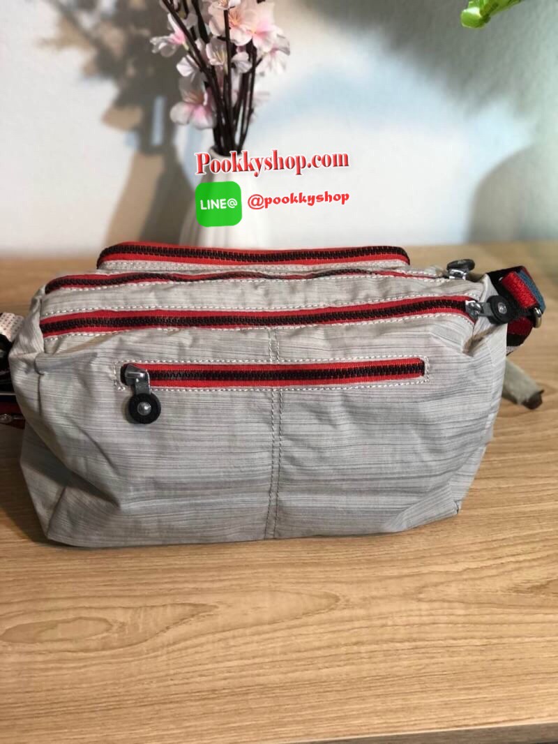 Kipling Reth กระเป๋าสะพายทรงสวย รุ่นยอดนิยมเลยค่ะ สายสะพายปรับระดับสั้น-ยาว เป็นกระเป๋าสะพายเฉียงลำตัวได้ค่ะ ช่องซิปเยอะค่ะ ใส่ของได้เป็นสัดส่วน จุสัมภาระได้ดีเลยค่ะ ทรงสวย สะพายน่ารักมาก ห้ามพลาดเลยค่ารุ่นนี้