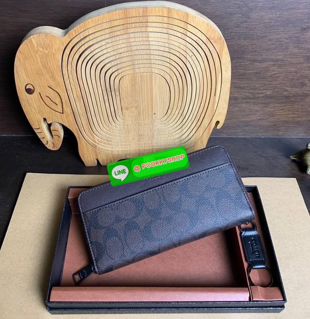 COACH ACCORDION ZIP WALLET IN SIGNATURE CANVAS กระเป๋าสตางค์ใบยาว ซิปรอบ ใช้งานง่าย ด้วยฟังค์ชั้น ด้านใน ใส่บัตรได้จุใจ มีช่องซิปใส่เหรียญตรงกลาง โดนใจหลายๆคนไปเรียบร้อยและคลาสสิค เรียบหรูดูแพงตลอดกาล ยกให้รุ่นนี้เลย