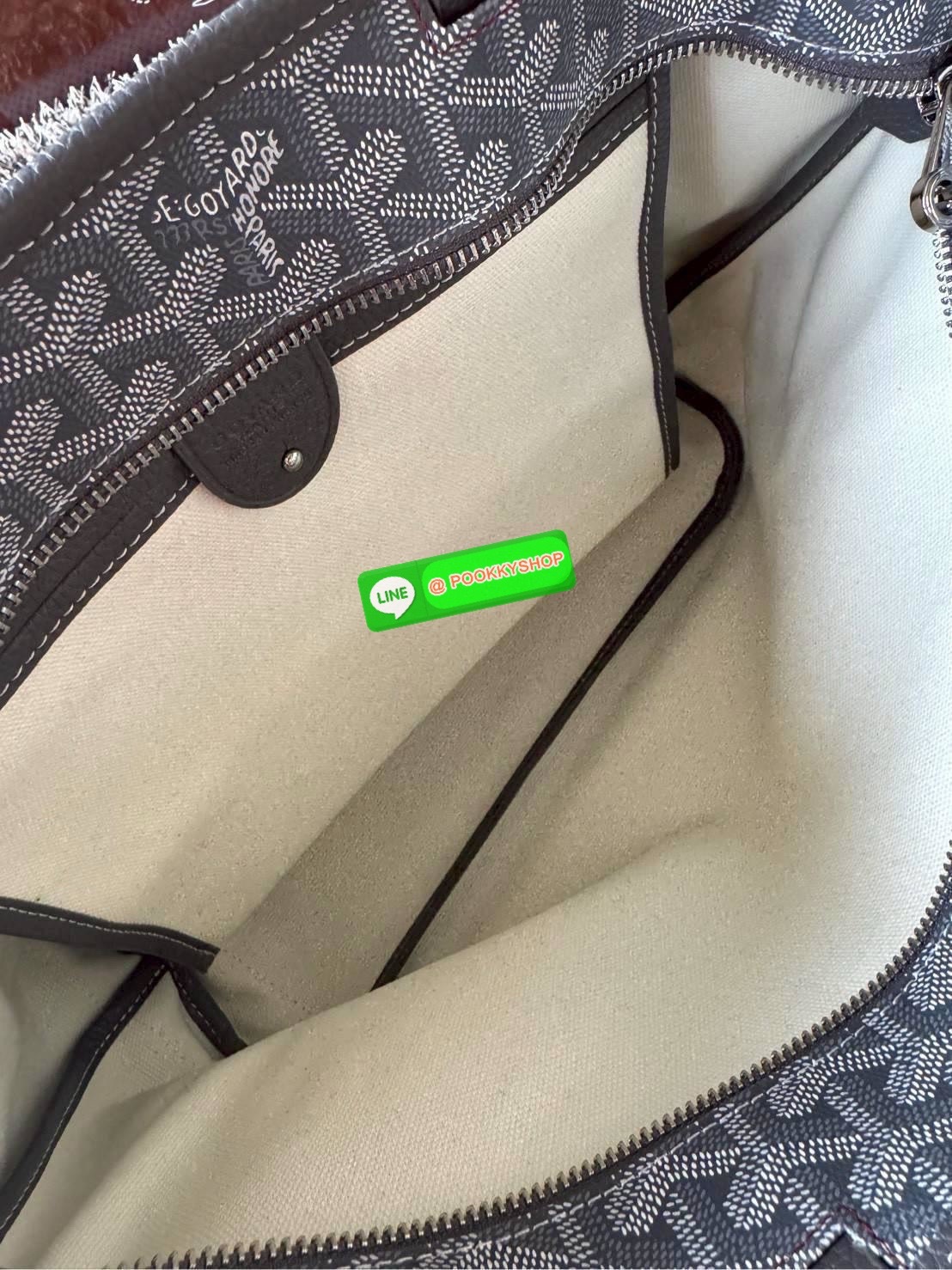 Goyard Artois PM Bag กระเป๋า Artois PM เป็นกระเป๋าที่มีซิปด้านบนเพิ่มคงามปลอดภัย ภายในพื้นที่กว้างเพื่อจัดระเบียบข้าวของของคุณ มันโดดเด่นด้วยฐานด้านล่างทั้งสองมุมเย็บต่อด้วยหนังใช้งานในแบบทางการหรือกึ่งทางการก็ได้