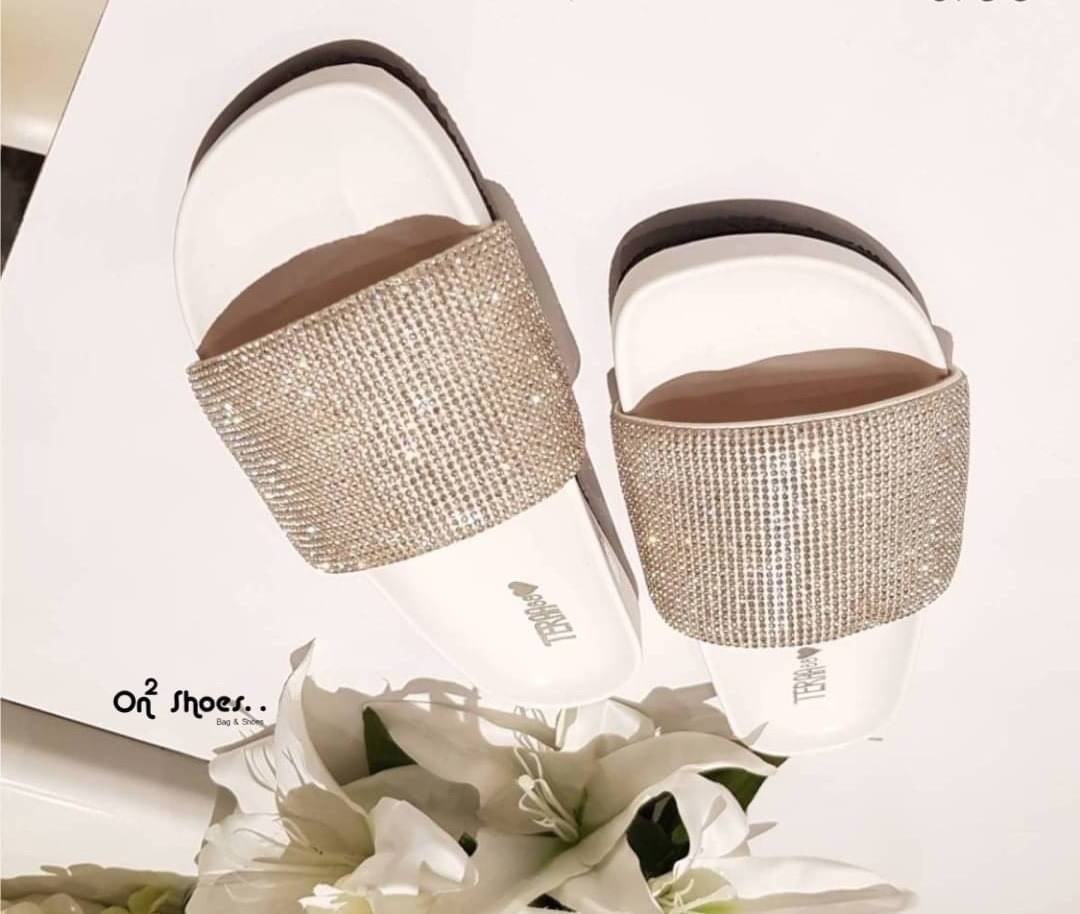 New in....รองเท้าแตะสวมประดับเพชรสไตล์แบรนด์ เพชรวิบวับสวยวิ้ง ตัดสีพื้นเรียบหรู งานใส่สบาย เสริมพื้นซัพพรอตเท้าได้ดีมากค่ะ