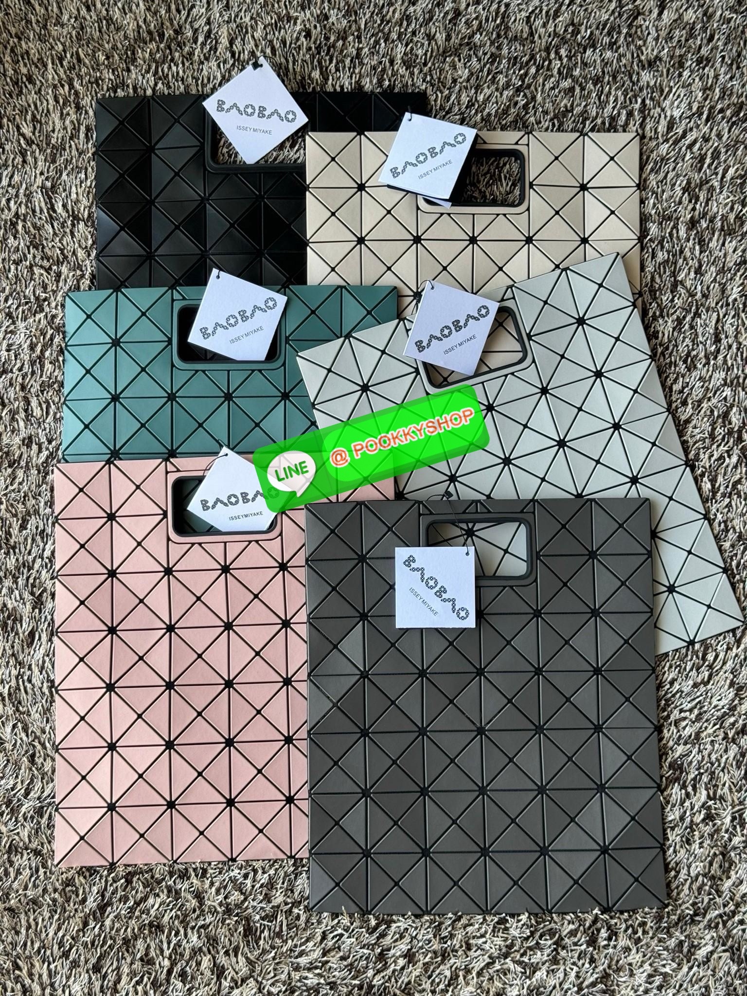 Baobao Issey Miyake large Bocca matte-finish tote bag BOCCA MATTE เป็นกระเป๋าถือรูปแบบใหม่ที่มีด้ามจับด้านในที่ช่วยให้กระเป๋าวางอยู่บนแขนหรือข้อมือได้อย่างนุ่มนวล เป็นกระเป๋าถือขนาดใหญ่นี้มีกระเป๋าด้านในพร้อมซิปที่ช่วยให้จัดเก็บได้อย่างปลอดภัย สามารถใส่แล