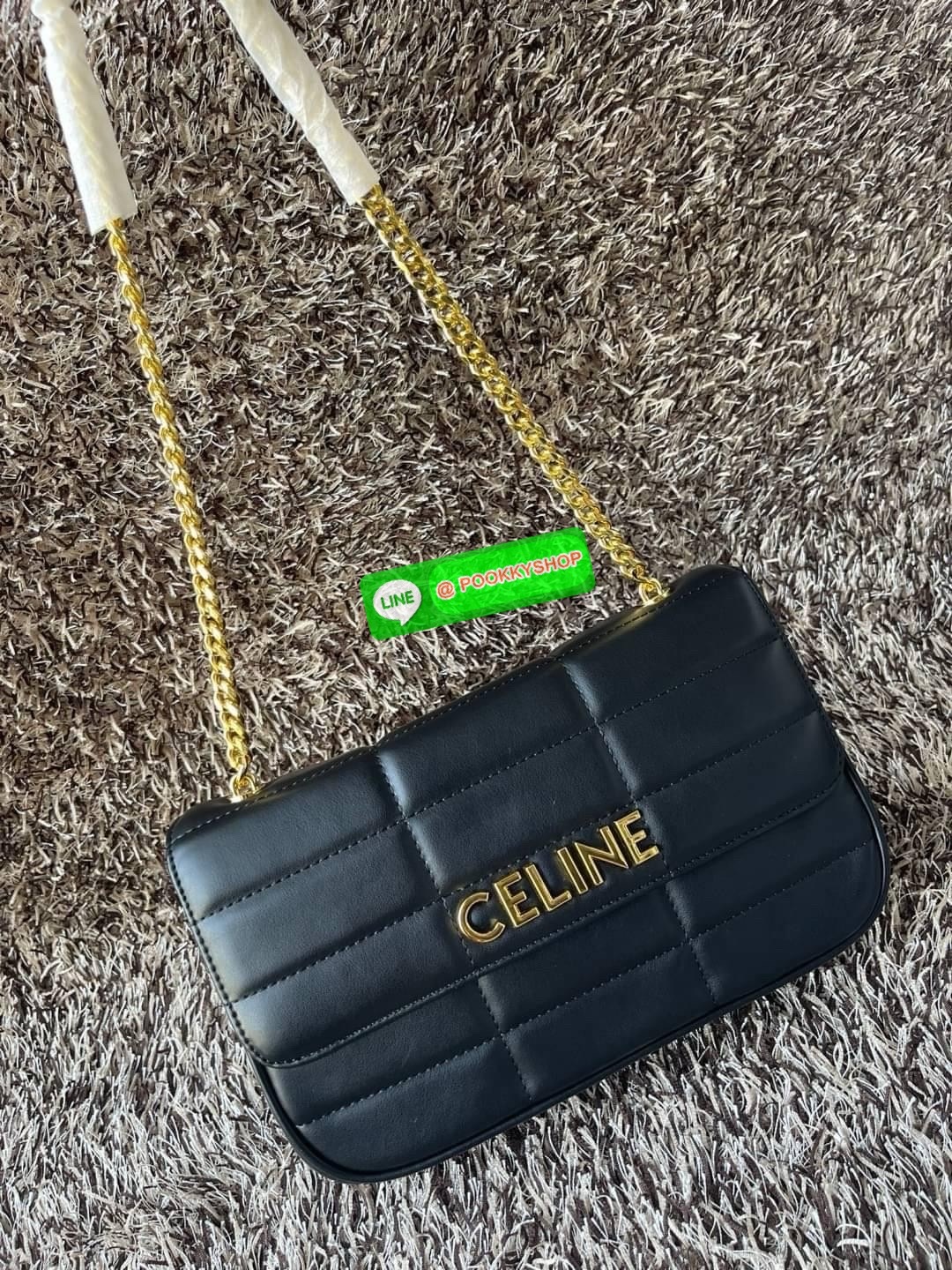 CELINE CHAIN SHOULDER BAG MATELASSE MONOCHROME กระเป๋าเทรนด์กระเป๋าสุดฮอตแต่ยังคงความคลาสสิก รุ่น Matelasse Monochrome ล่าสุดของ Celine ด้วยดีไซน์กระเป๋าที่หรูหราและแมทช์กับการแต่งตัวง่าย จึงครองใจสาว ๆ ได้ไม่ยาก โดยเป็นกระเป๋าสะพายไหล่ที่อัดแน่นด้วยกลิ่น