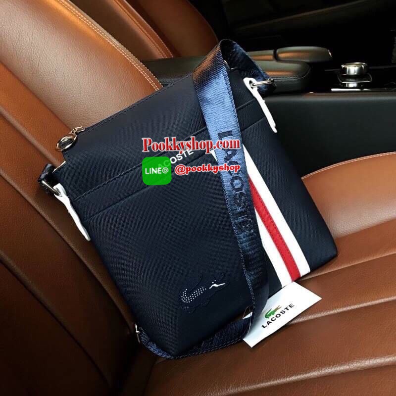 ห้ามพลาด! BEST SELLER! ลาคอส MESSENGER BAG กระเป๋าสะพายรุ่นใหม่ล่าสุดขนาดกำลังดีหนังนิ่มสวยอยู่ทรง ด้านหน้ามี1ช่องซิป พร้อมโลโก้แบรนด์และเเถบคาดดูมีดีเทล เปิดปิดด้วยซิปสะดวกใช้หัวซิปแบรนด์อะไหล่เงินสามารถใส่ ipad mini มือถือ กระเป๋าสตางค์ใบยาว ของจุกจิก