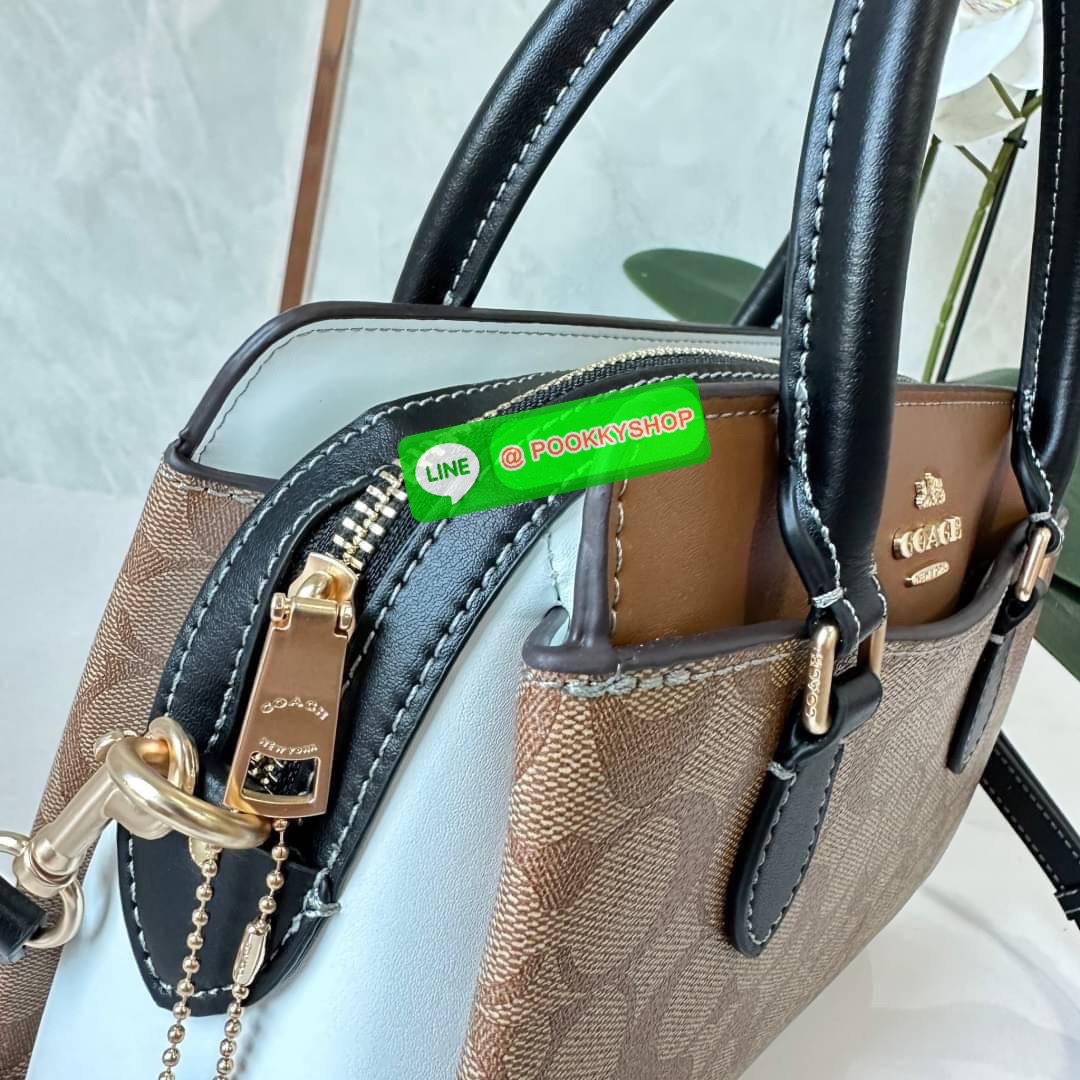 COACH MINI DARCIE CARRYALL IN BLOCKED SIGNATURE CANVAS (CH287) 👜คอลเลคชั่นใหม่สุดปัง ลุคคุณนายจะถือหรือสะพายข้างก็เริ่ดคะ รูปทรงถังไซส์เล็กวัสดุแคนวาสตัดหนังแท้ สายสะพายข้างถอดออกได้ มีหูหิ้วในตัว ภายในเป็นช่องโล่ง กว้างมีช่องแบ่งสัดส่วนใส่ของได้ค