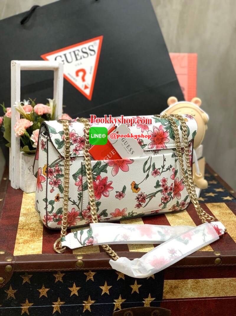 Guess Open Road Crossbody bag กระเป๋าสะพายข้างรุ่นใหม่ชนช้อปจากGuess สะพายได้ทั้งสายคู่และสายเดี่ยวในสไตล์ครอสบอดีร์ก็ได้ สายสะพายโซ่ต่อหนังไม่เจ็บบ่า วัสดุหนังsynthetic เปิดปิดด้วยกระดุมแม่เหล็ก2ตำแหน่ง ภายในใช้งานหลัก ช่องมือถือ และช่องซิป ใส่มินิไอแพค/